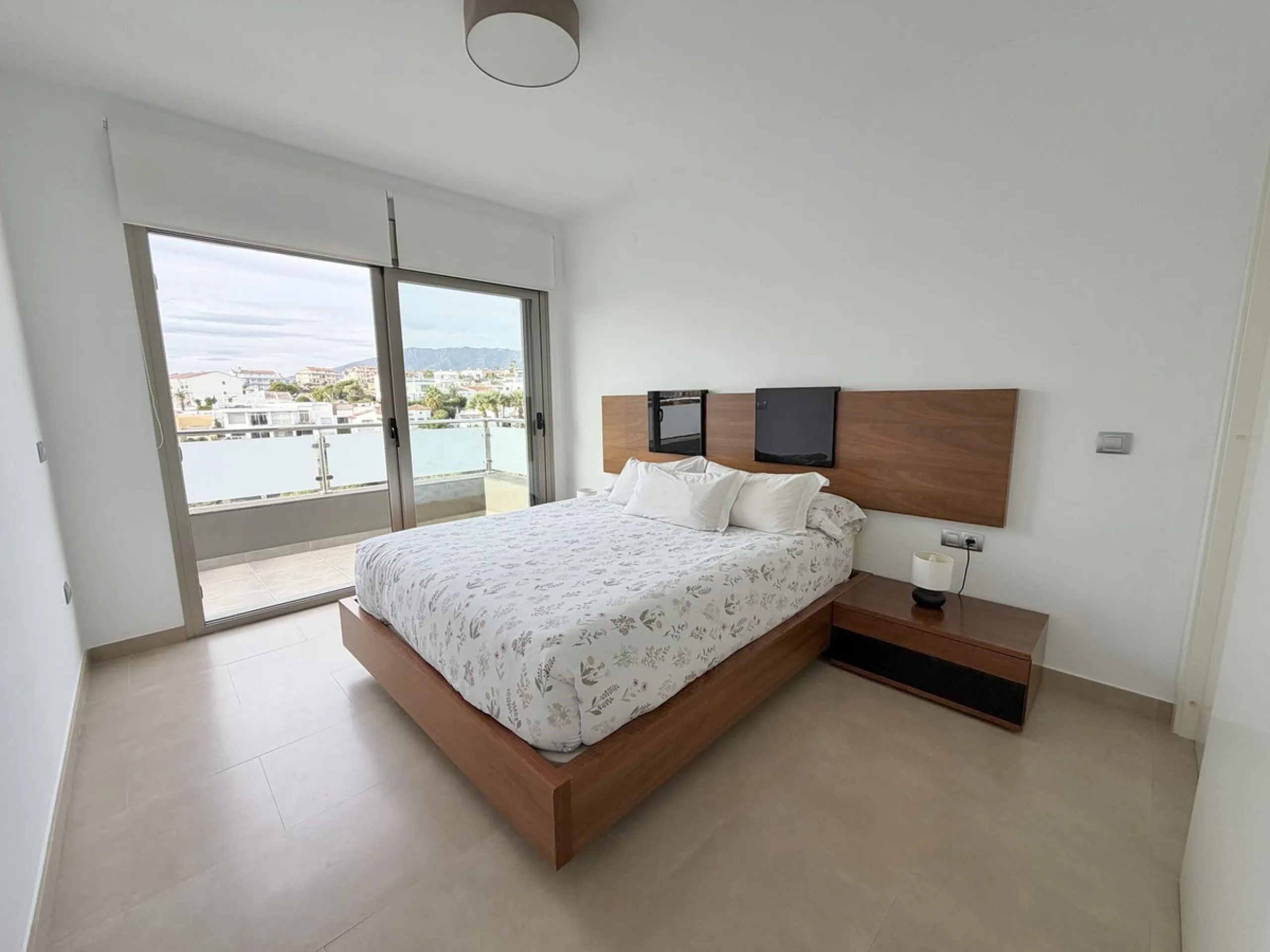This magnificent detached villa combines spaciousness, functionality, and elegance in a peaceful residential setting. Built on a 295 m² plot, it offers a comfortable and bright layout, ideal for enjoying both indoor and outdoor living throughout the year.