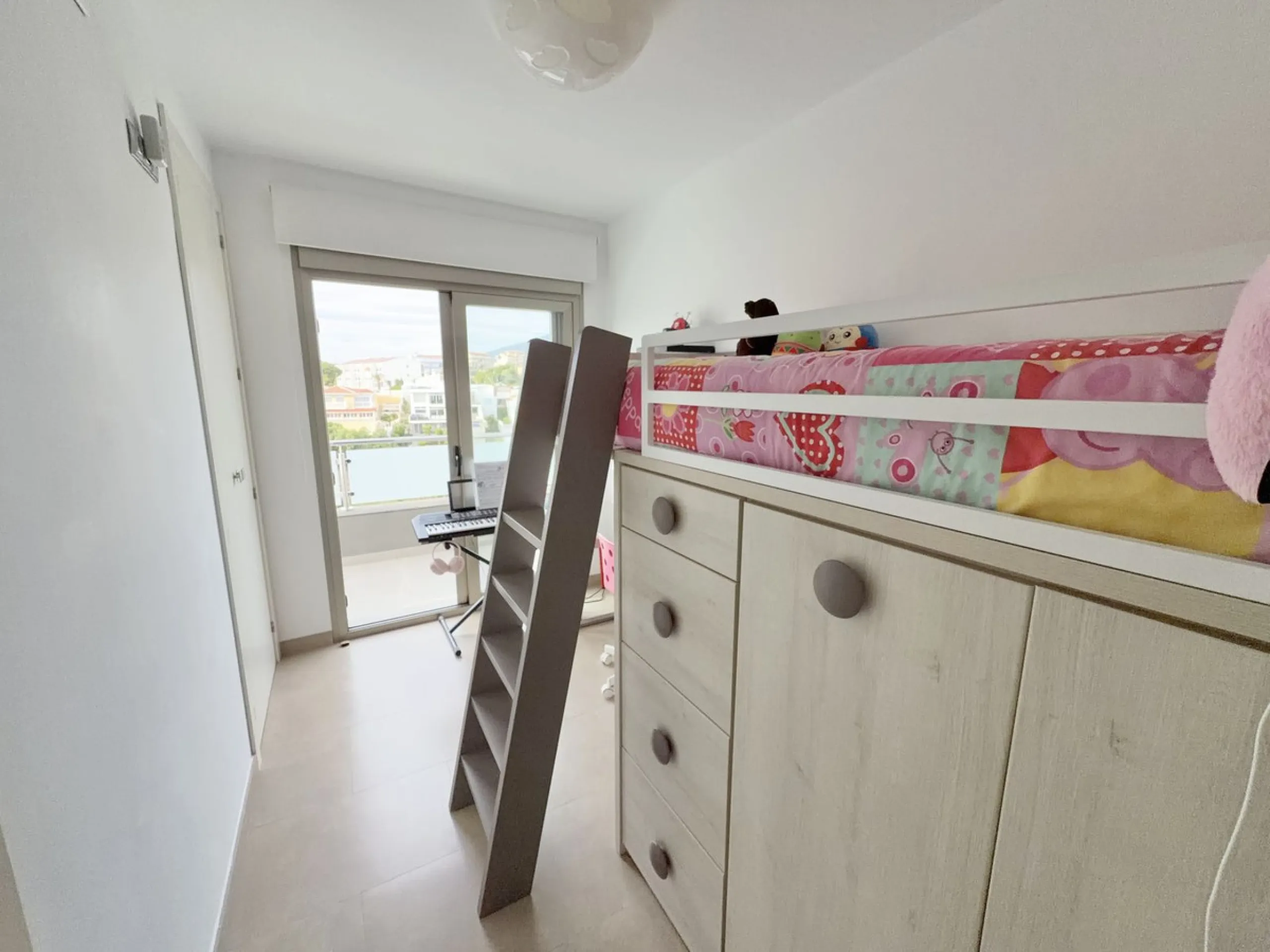 This magnificent detached villa combines spaciousness, functionality, and elegance in a peaceful residential setting. Built on a 295 m² plot, it offers a comfortable and bright layout, ideal for enjoying both indoor and outdoor living throughout the year.