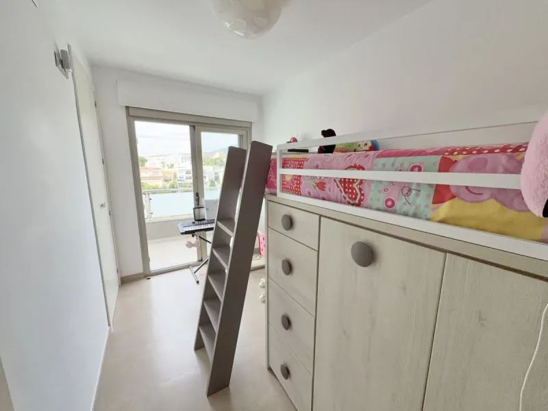This magnificent detached villa combines spaciousness, functionality, and elegance in a peaceful residential setting. Built on a 295 m² plot, it offers a comfortable and bright layout, ideal for enjoying both indoor and outdoor living throughout the year.