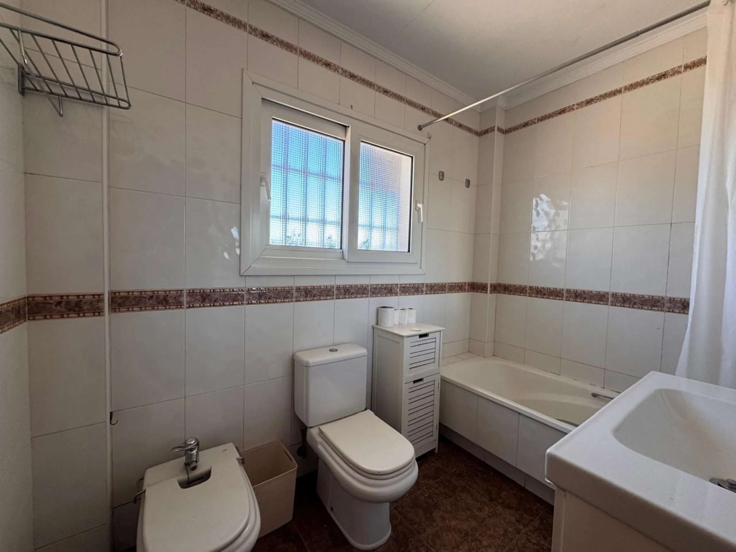 House - Detached Villa в продаже в Estepona, Málaga. В доме 4 спален и 2 ванных комнат. Площадь дома 243 м². Площадь участка 1940 м²
