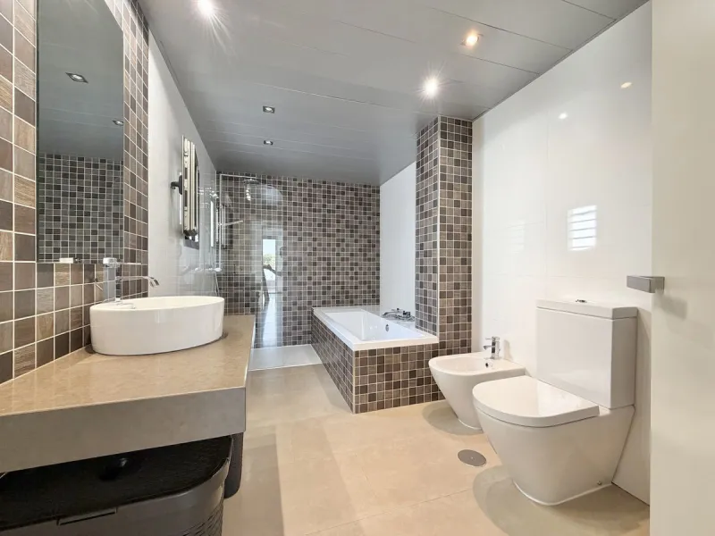 This magnificent detached villa combines spaciousness, functionality, and elegance in a peaceful residential setting. Built on a 295 m² plot, it offers a comfortable and bright layout, ideal for enjoying both indoor and outdoor living throughout the year.