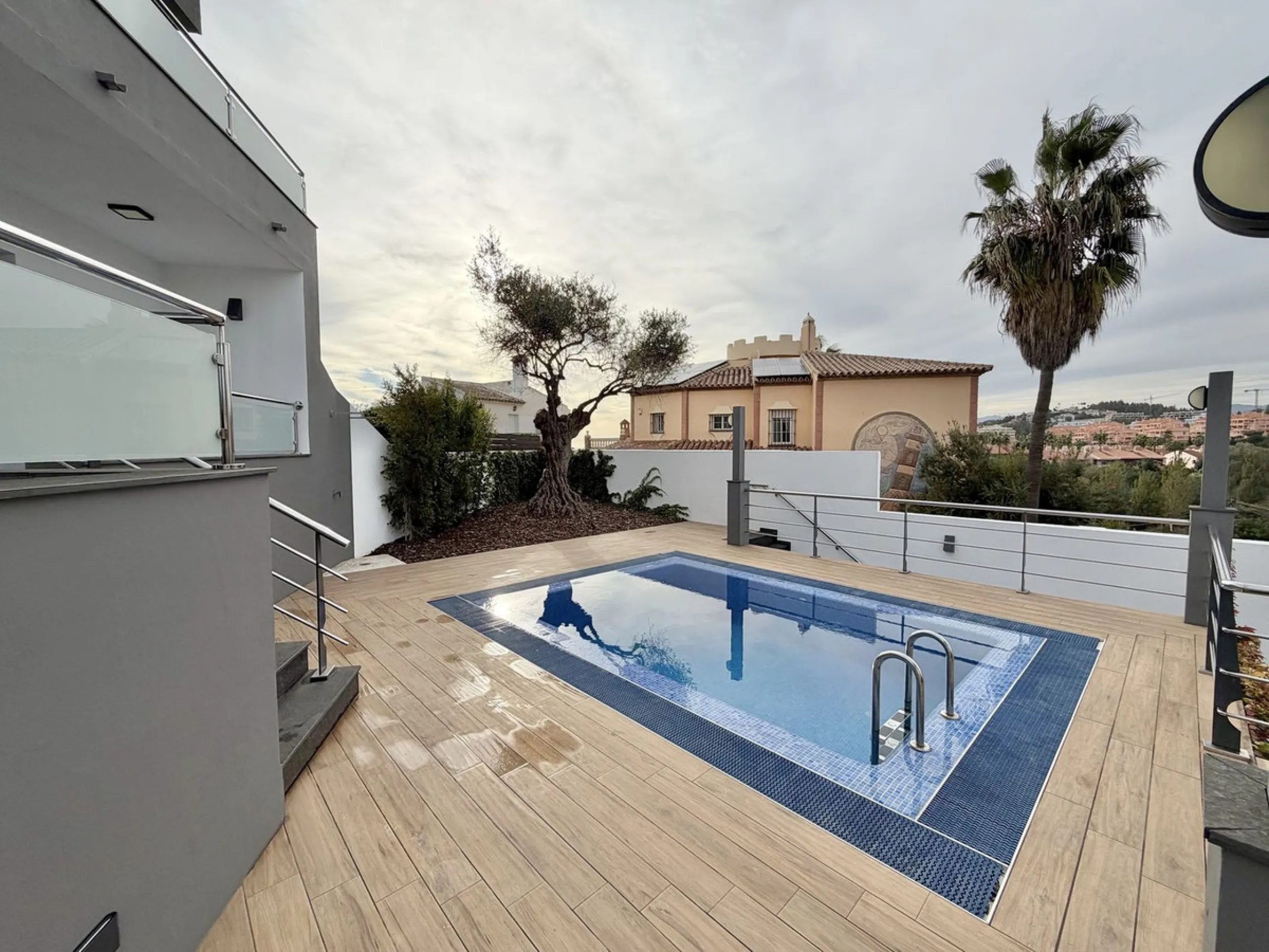 This magnificent detached villa combines spaciousness, functionality, and elegance in a peaceful residential setting. Built on a 295 m² plot, it offers a comfortable and bright layout, ideal for enjoying both indoor and outdoor living throughout the year.