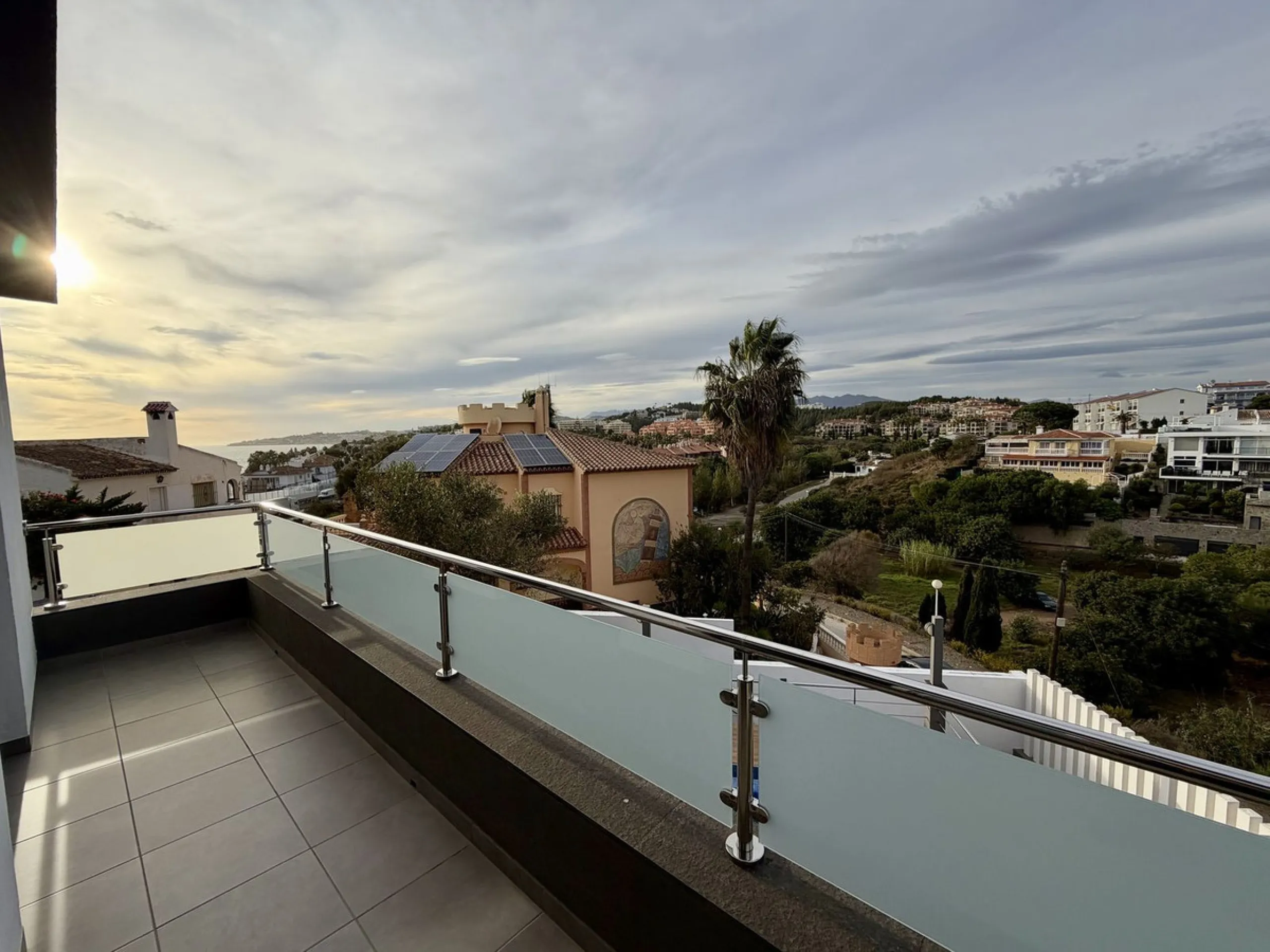 This magnificent detached villa combines spaciousness, functionality, and elegance in a peaceful residential setting. Built on a 295 m² plot, it offers a comfortable and bright layout, ideal for enjoying both indoor and outdoor living throughout the year.