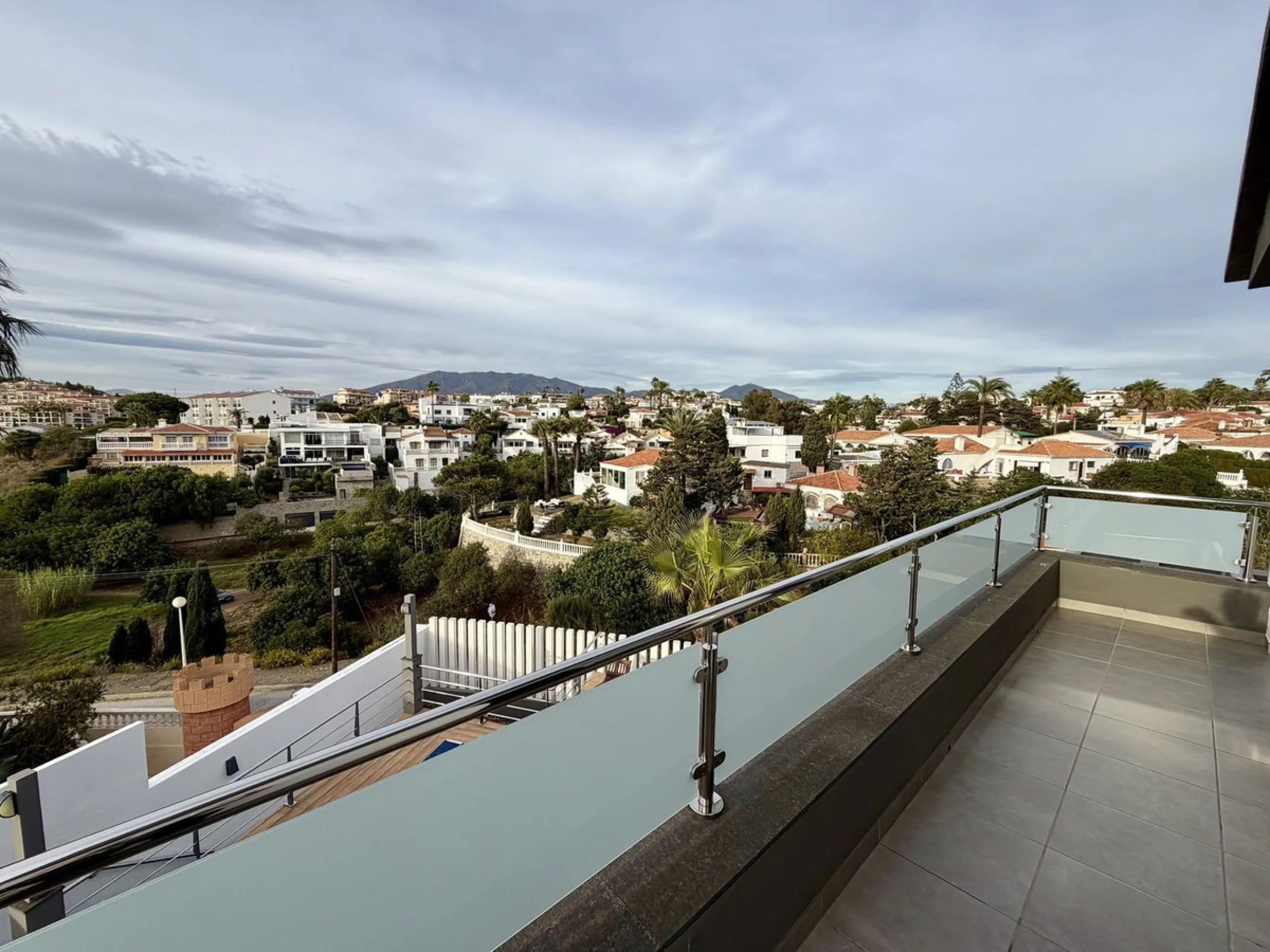 This magnificent detached villa combines spaciousness, functionality, and elegance in a peaceful residential setting. Built on a 295 m² plot, it offers a comfortable and bright layout, ideal for enjoying both indoor and outdoor living throughout the year.