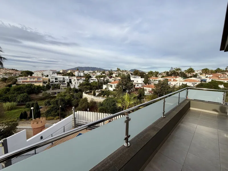 This magnificent detached villa combines spaciousness, functionality, and elegance in a peaceful residential setting. Built on a 295 m² plot, it offers a comfortable and bright layout, ideal for enjoying both indoor and outdoor living throughout the year.