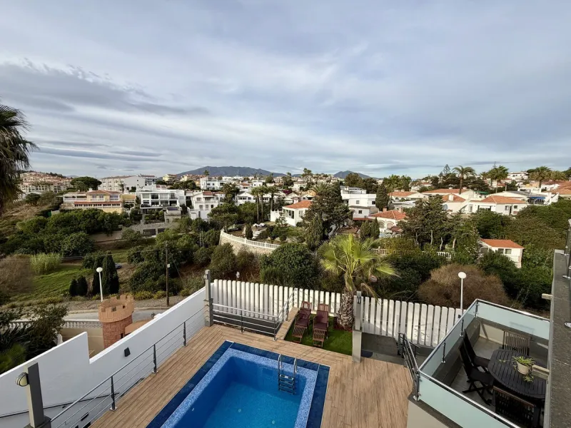 This magnificent detached villa combines spaciousness, functionality, and elegance in a peaceful residential setting. Built on a 295 m² plot, it offers a comfortable and bright layout, ideal for enjoying both indoor and outdoor living throughout the year.