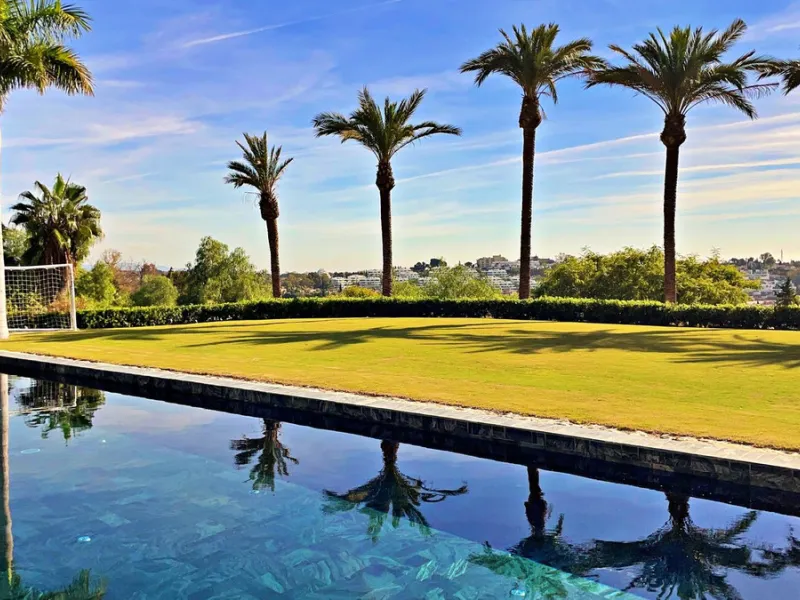 House - Detached Villa в продаже в Benahavís, Málaga. В доме 5 спален и 5 ванных комнат. Площадь дома 639 м². Площадь участка 3000 м²