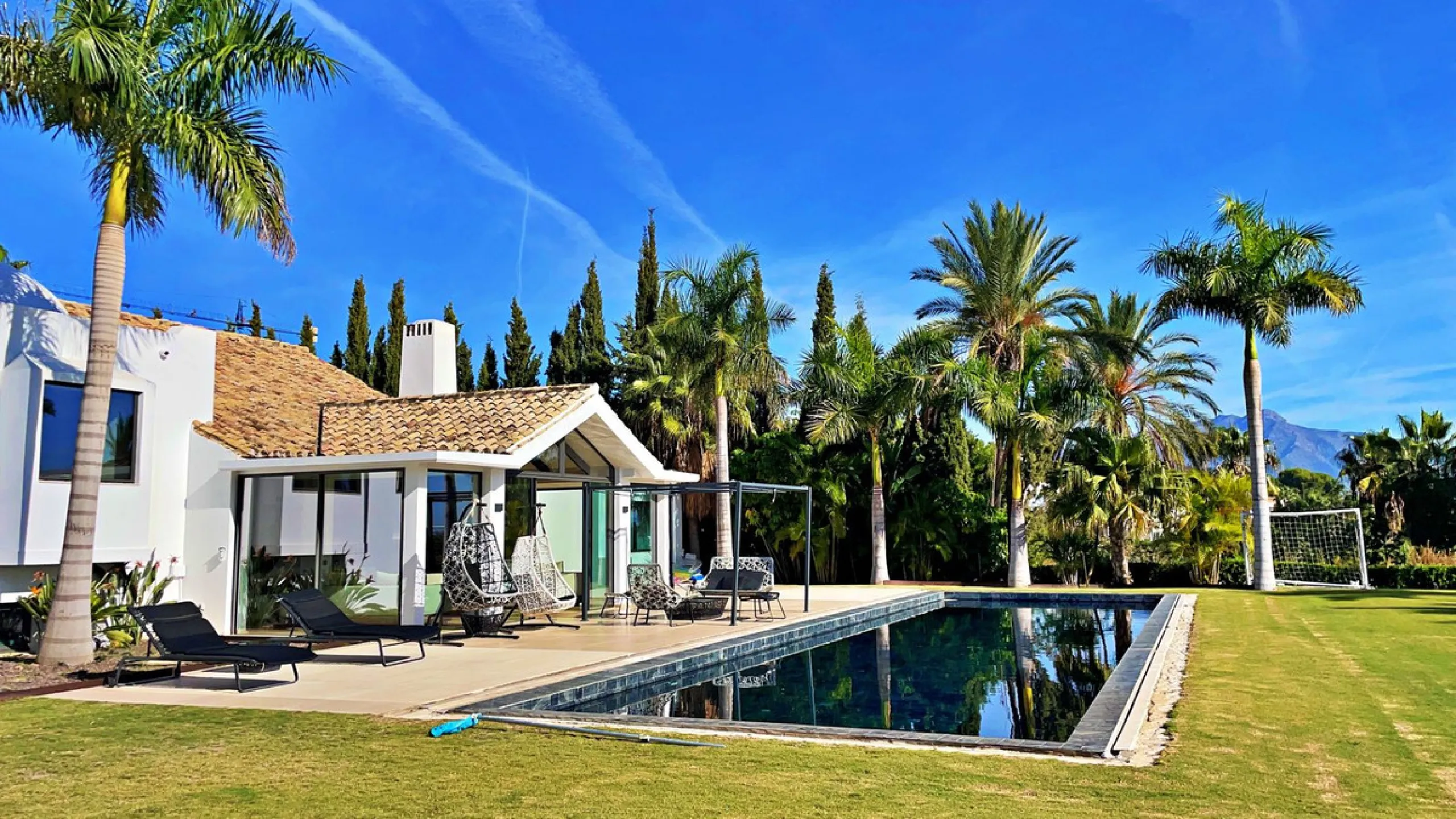 House - Detached Villa в продаже в Benahavís, Málaga. В доме 5 спален и 5 ванных комнат. Площадь дома 639 м². Площадь участка 3000 м²