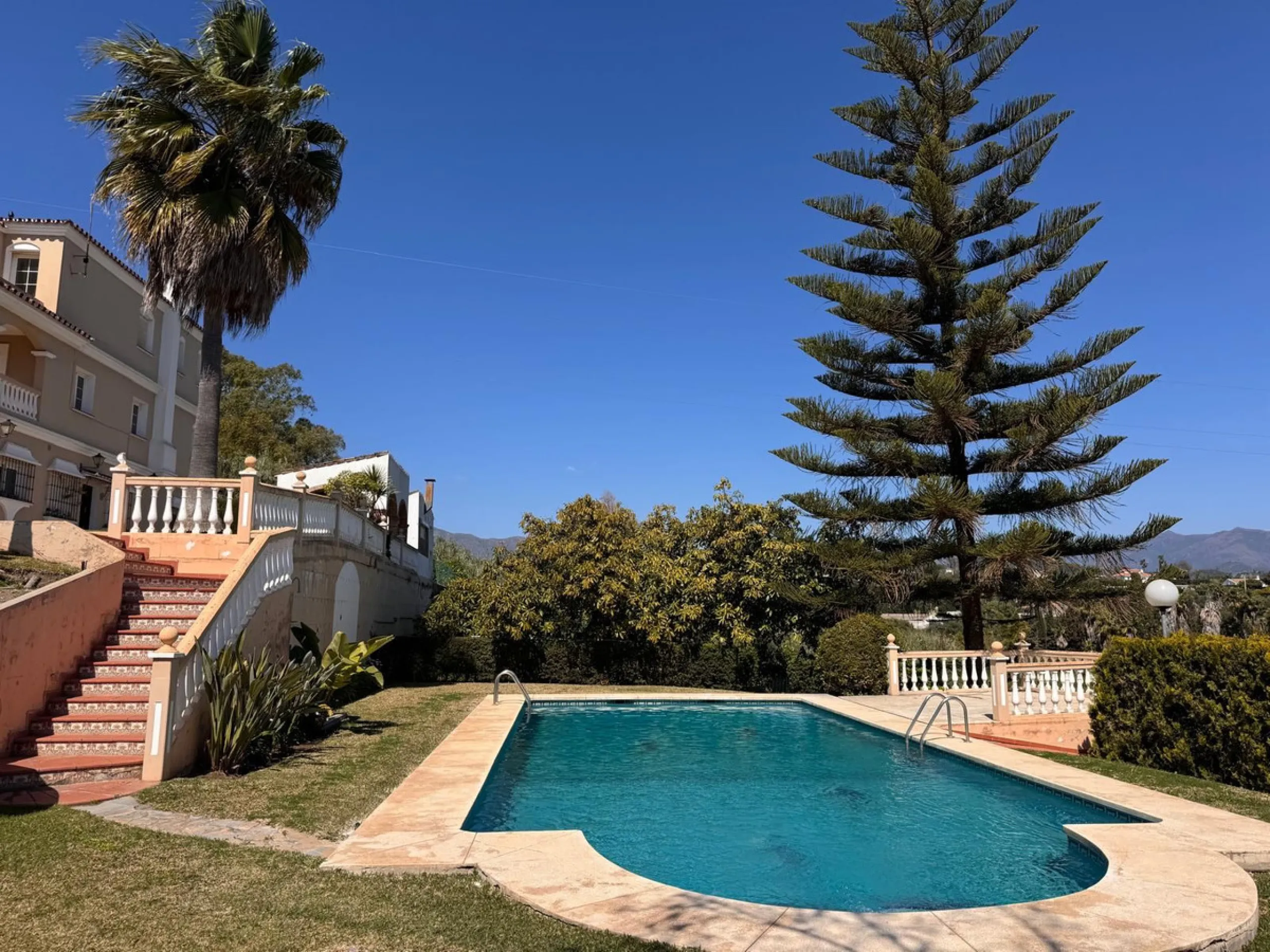 House - Detached Villa в продаже в Estepona, Málaga. В доме 4 спален и 2 ванных комнат. Площадь дома 243 м². Площадь участка 1940 м²