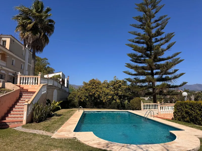 House - Detached Villa в продаже в Estepona, Málaga. В доме 4 спален и 2 ванных комнат. Площадь дома 243 м². Площадь участка 1940 м²