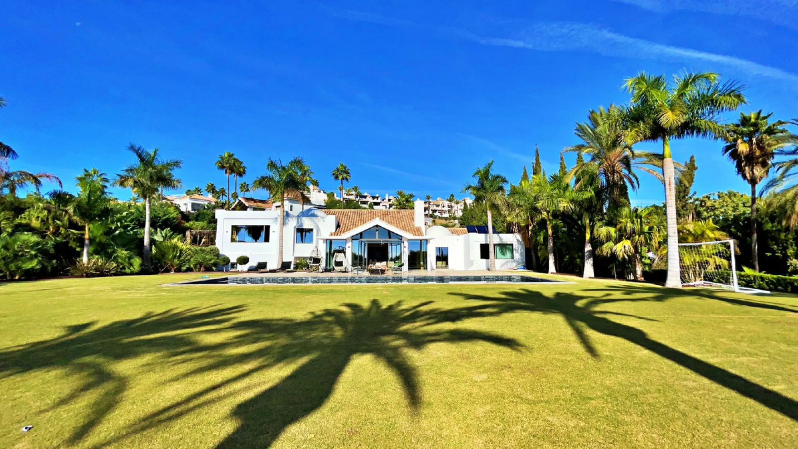House - Detached Villa в продаже в Benahavís, Málaga. В доме 5 спален и 5 ванных комнат. Площадь дома 639 м². Площадь участка 3000 м²