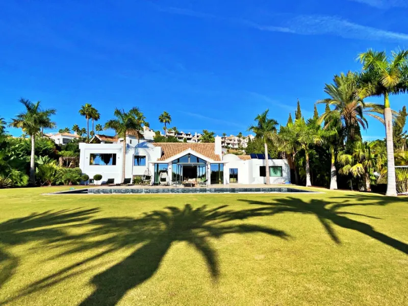 House - Detached Villa в продаже в Benahavís, Málaga. В доме 5 спален и 5 ванных комнат. Площадь дома 639 м². Площадь участка 3000 м²