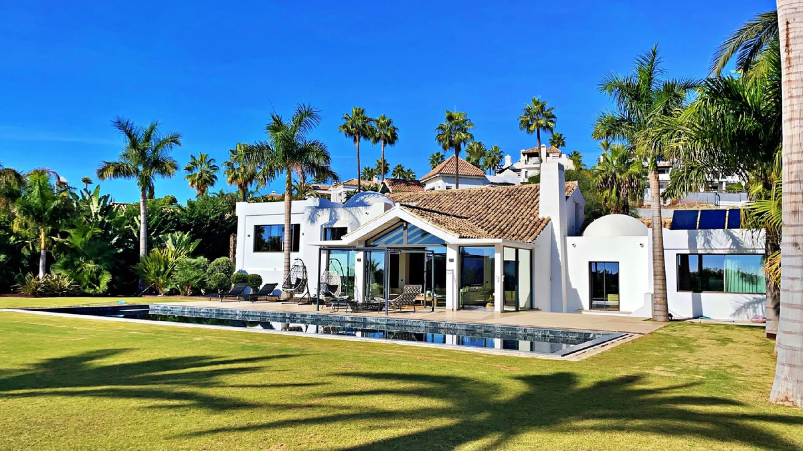House - Detached Villa в продаже в Benahavís, Málaga. В доме 5 спален и 5 ванных комнат. Площадь дома 639 м². Площадь участка 3000 м²
