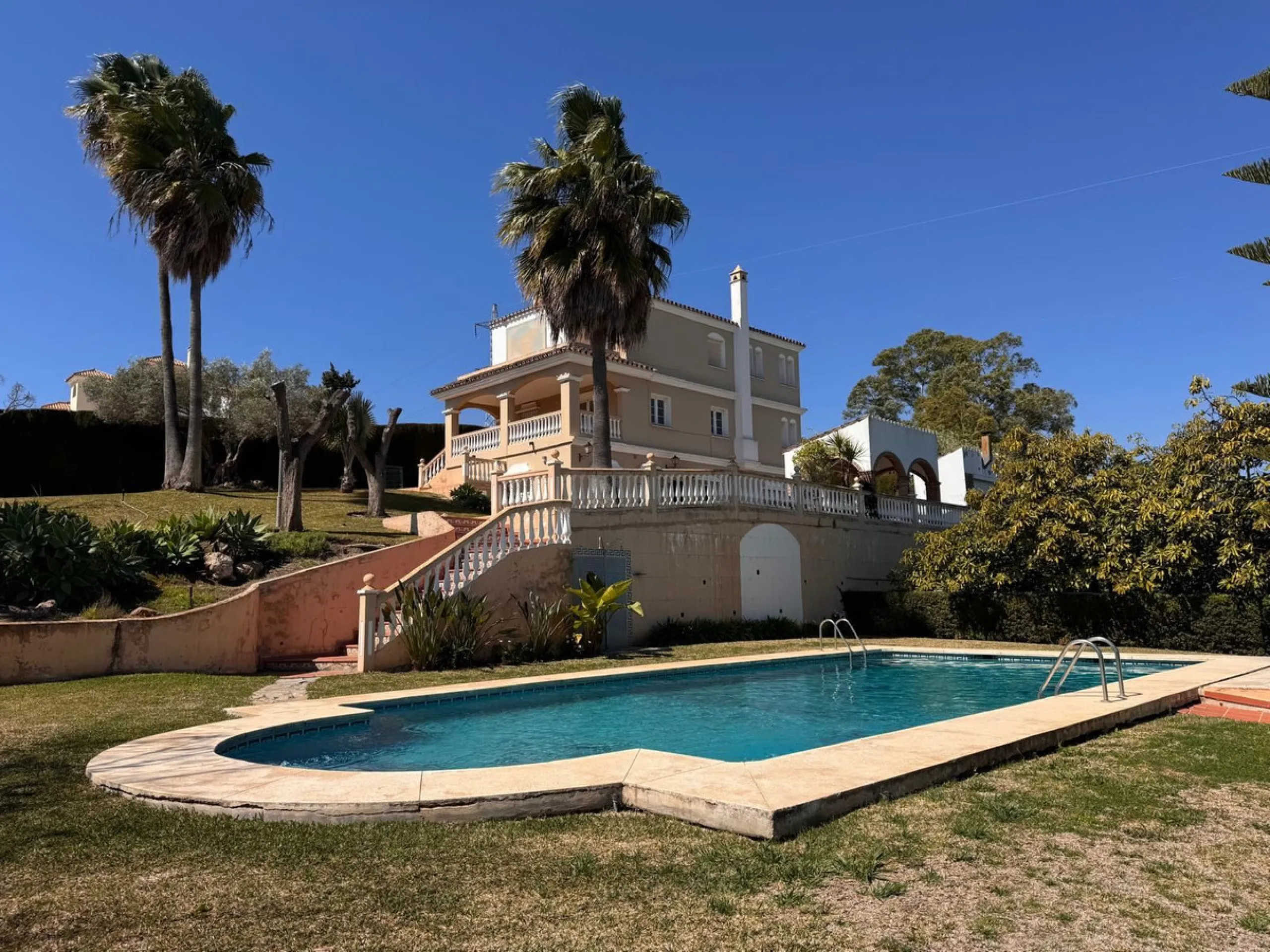 House - Detached Villa в продаже в Estepona, Málaga. В доме 4 спален и 2 ванных комнат. Площадь дома 243 м². Площадь участка 1940 м²