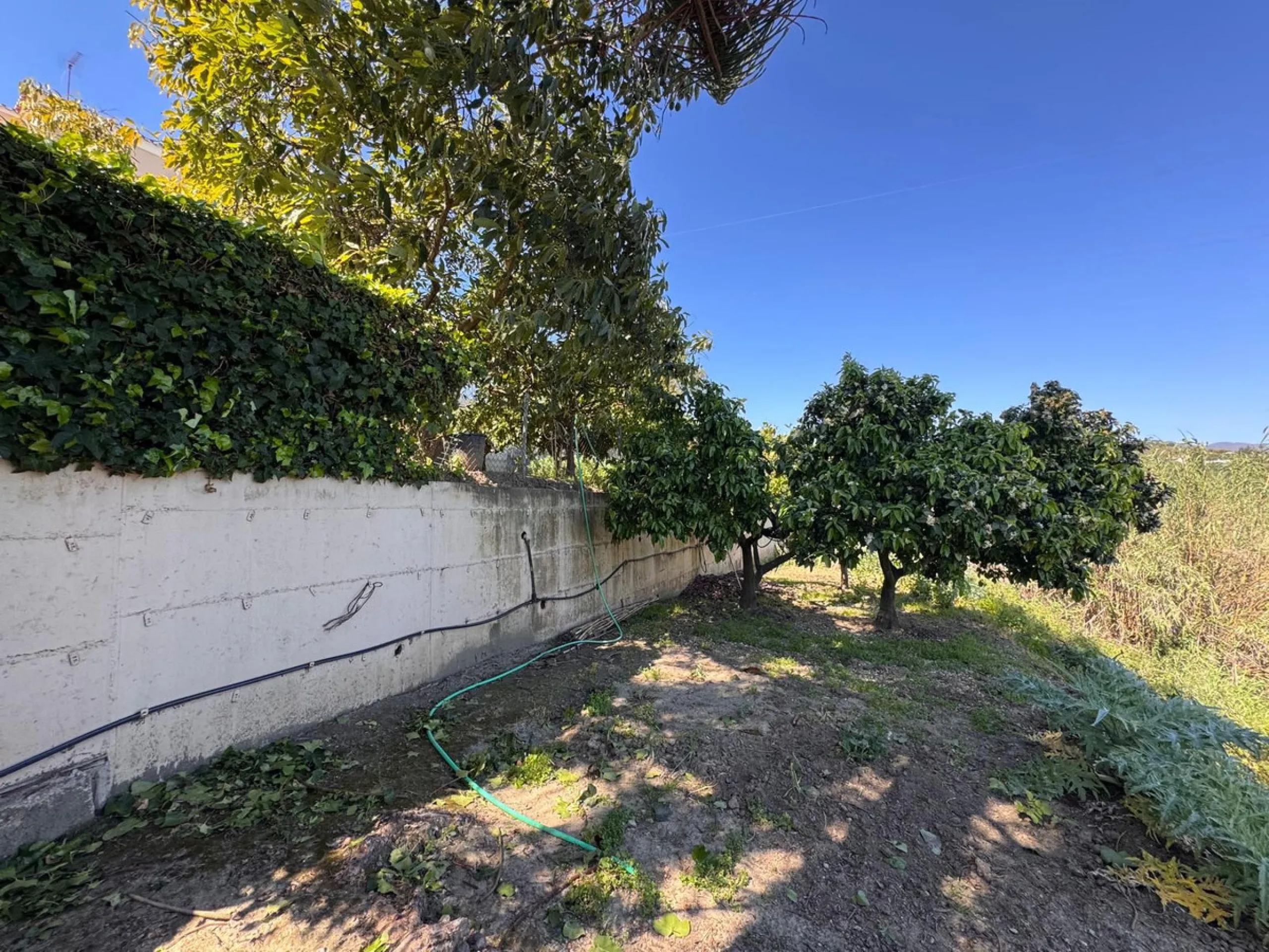 House - Detached Villa в продаже в Estepona, Málaga. В доме 4 спален и 2 ванных комнат. Площадь дома 243 м². Площадь участка 1940 м²