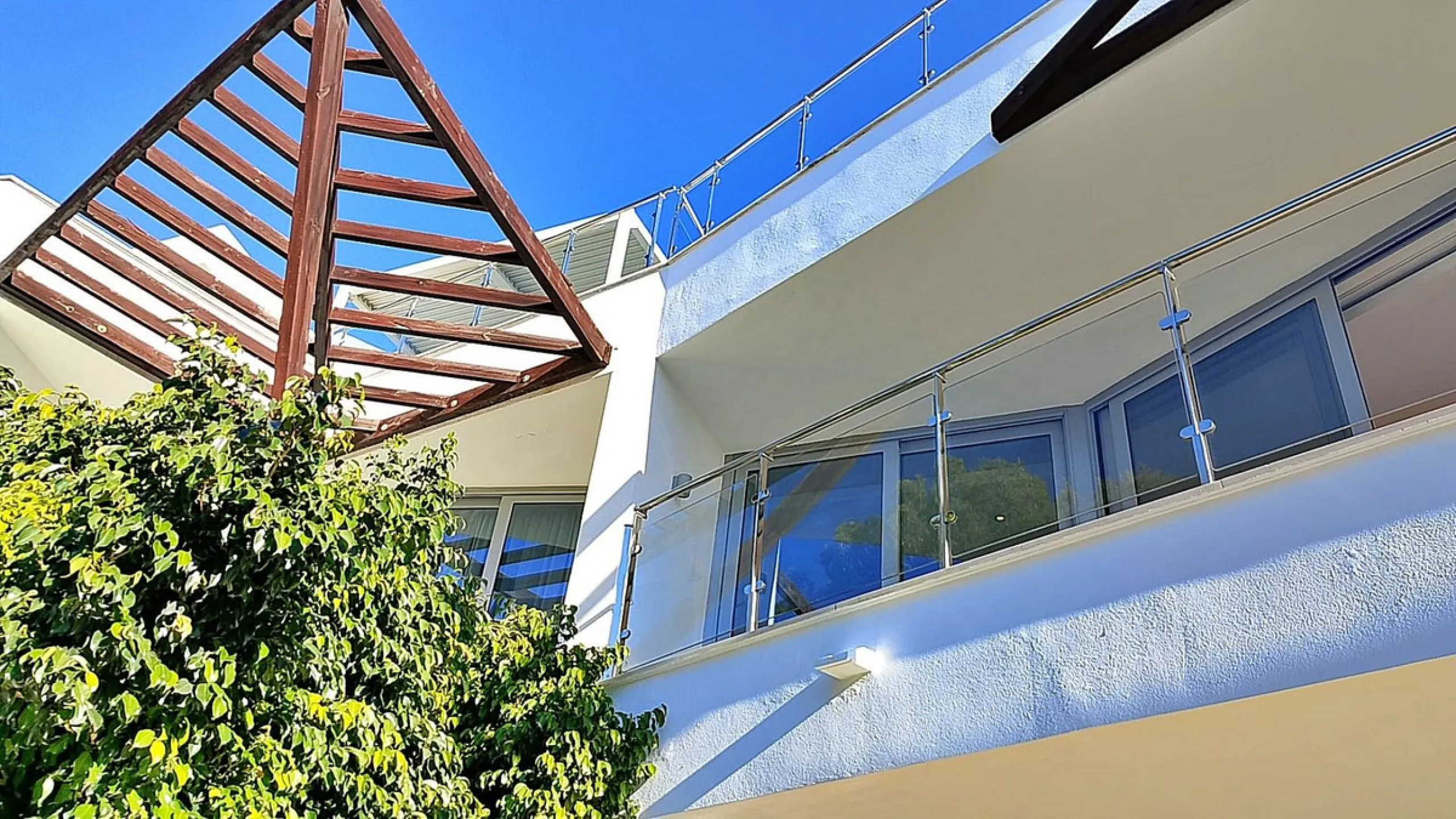 Elegant Corner Villa in Meisho Hills, Sierra Blanca, Marbella.