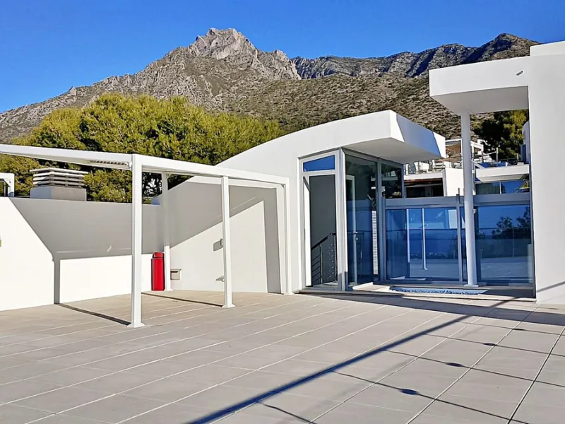 Elegant Corner Villa in Meisho Hills, Sierra Blanca, Marbella.