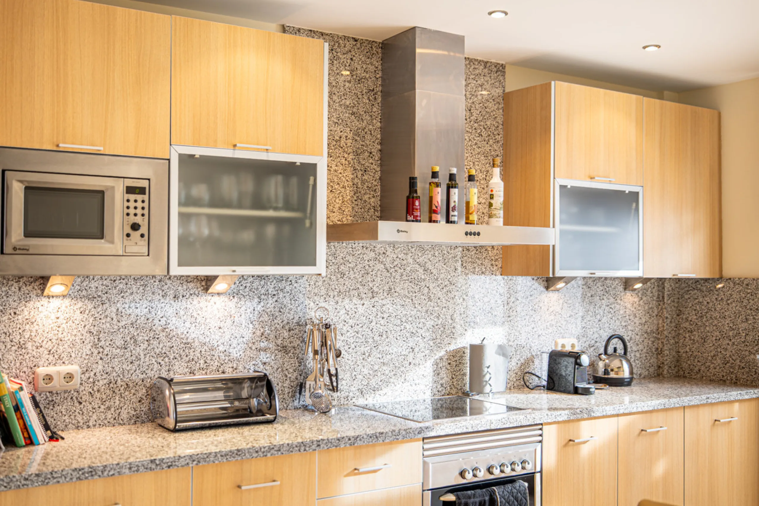 This ample 3 bedroom townhouse is situated frontline golf, and offers open and spectacular views of the golf course, the mountains surrounding the valley, and with the touch of the Mediterranean Sea on the horizon.