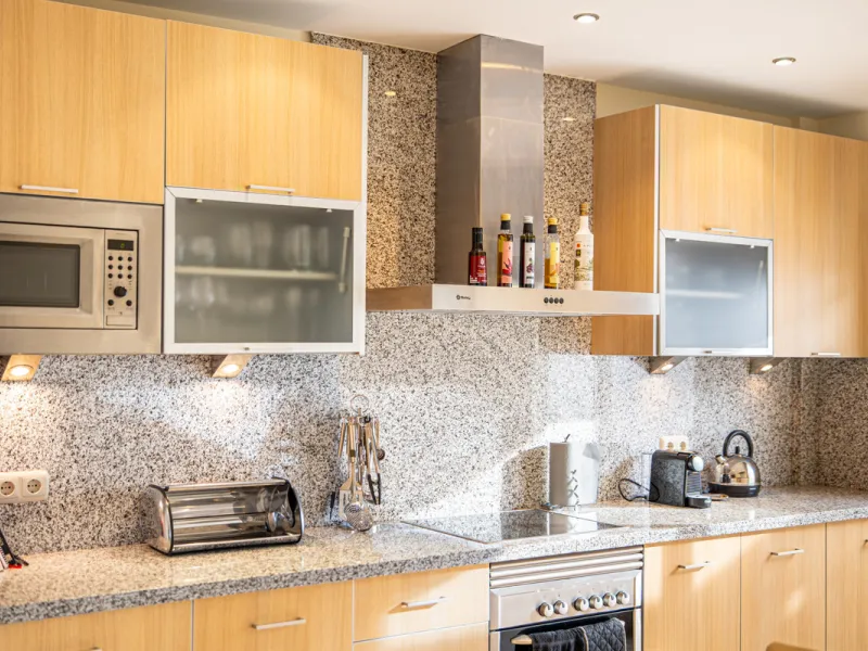 This ample 3 bedroom townhouse is situated frontline golf, and offers open and spectacular views of the golf course, the mountains surrounding the valley, and with the touch of the Mediterranean Sea on the horizon.