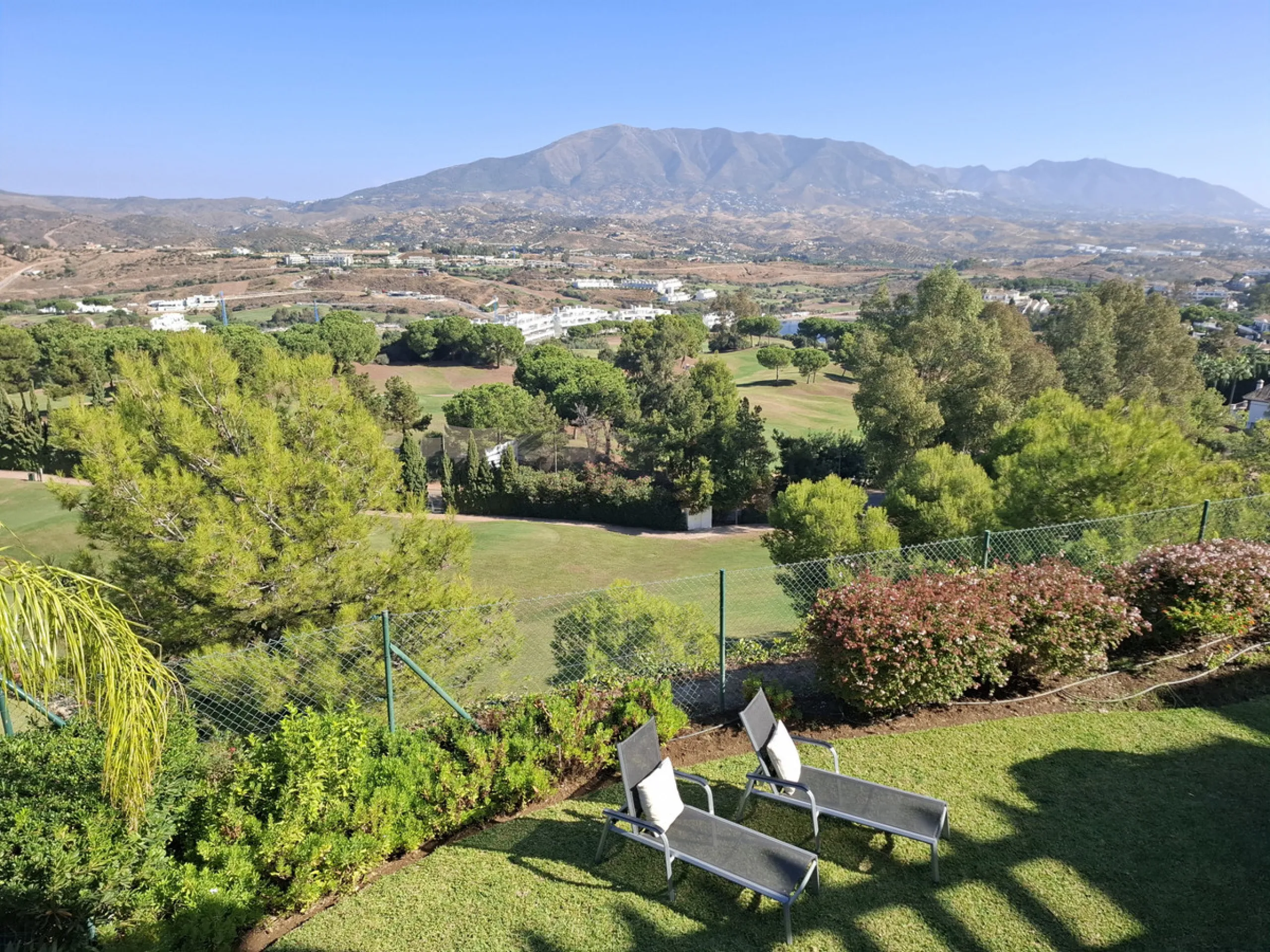 This ample 3 bedroom townhouse is situated frontline golf, and offers open and spectacular views of the golf course, the mountains surrounding the valley, and with the touch of the Mediterranean Sea on the horizon.