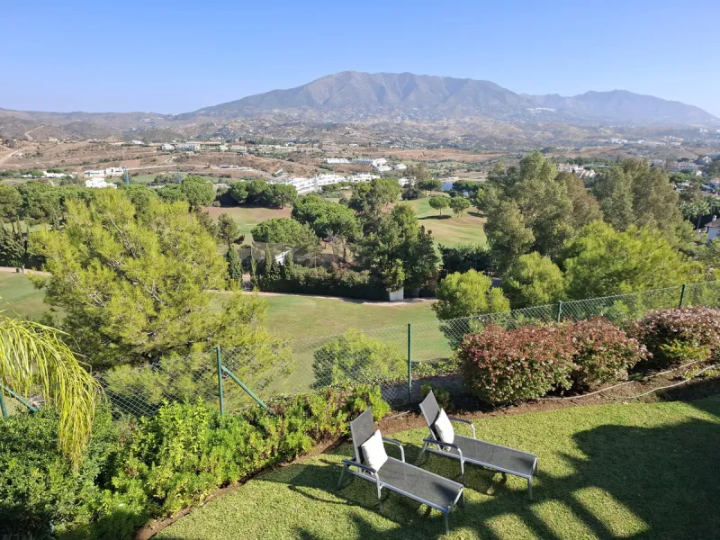 This ample 3 bedroom townhouse is situated frontline golf, and offers open and spectacular views of the golf course, the mountains surrounding the valley, and with the touch of the Mediterranean Sea on the horizon.