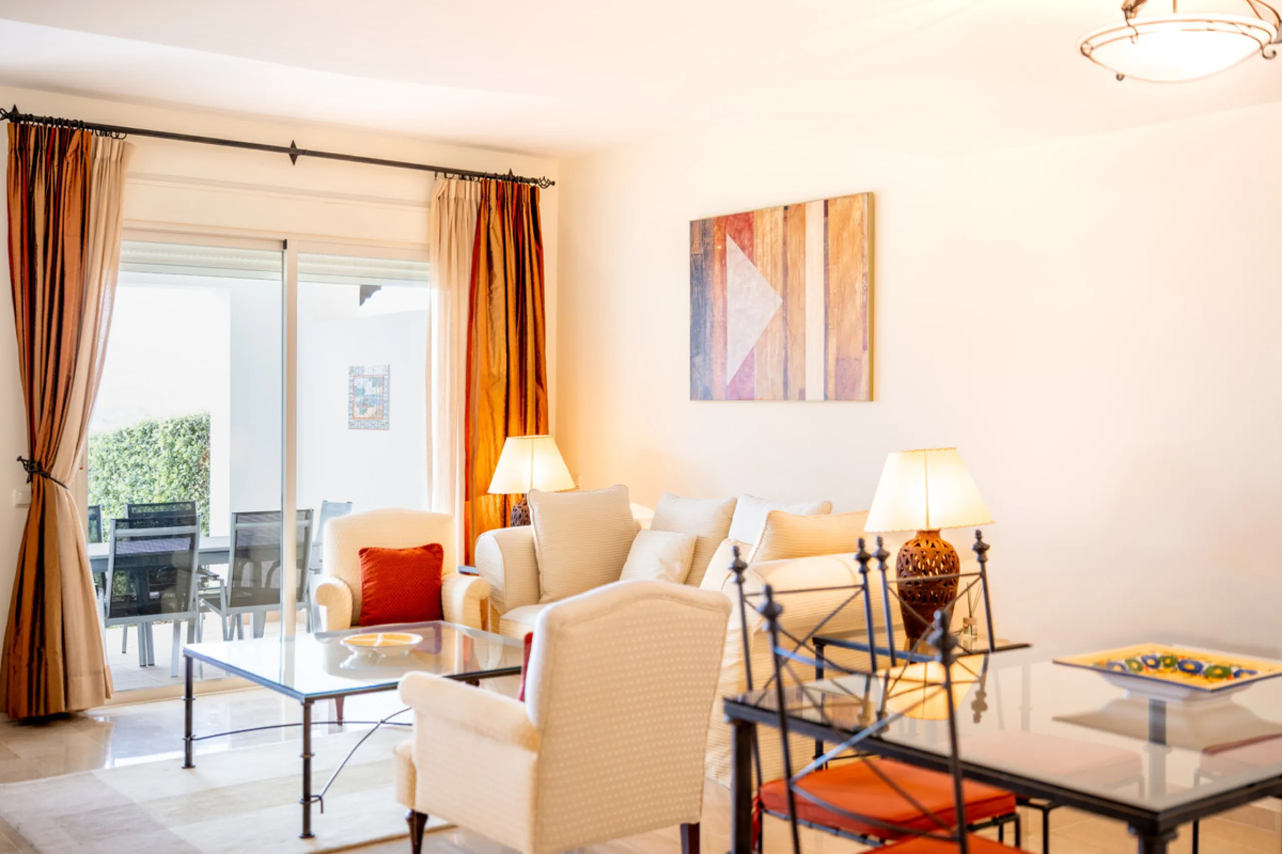 This ample 3 bedroom townhouse is situated frontline golf, and offers open and spectacular views of the golf course, the mountains surrounding the valley, and with the touch of the Mediterranean Sea on the horizon.