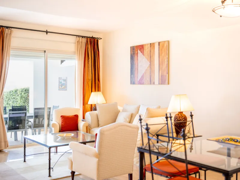 This ample 3 bedroom townhouse is situated frontline golf, and offers open and spectacular views of the golf course, the mountains surrounding the valley, and with the touch of the Mediterranean Sea on the horizon.