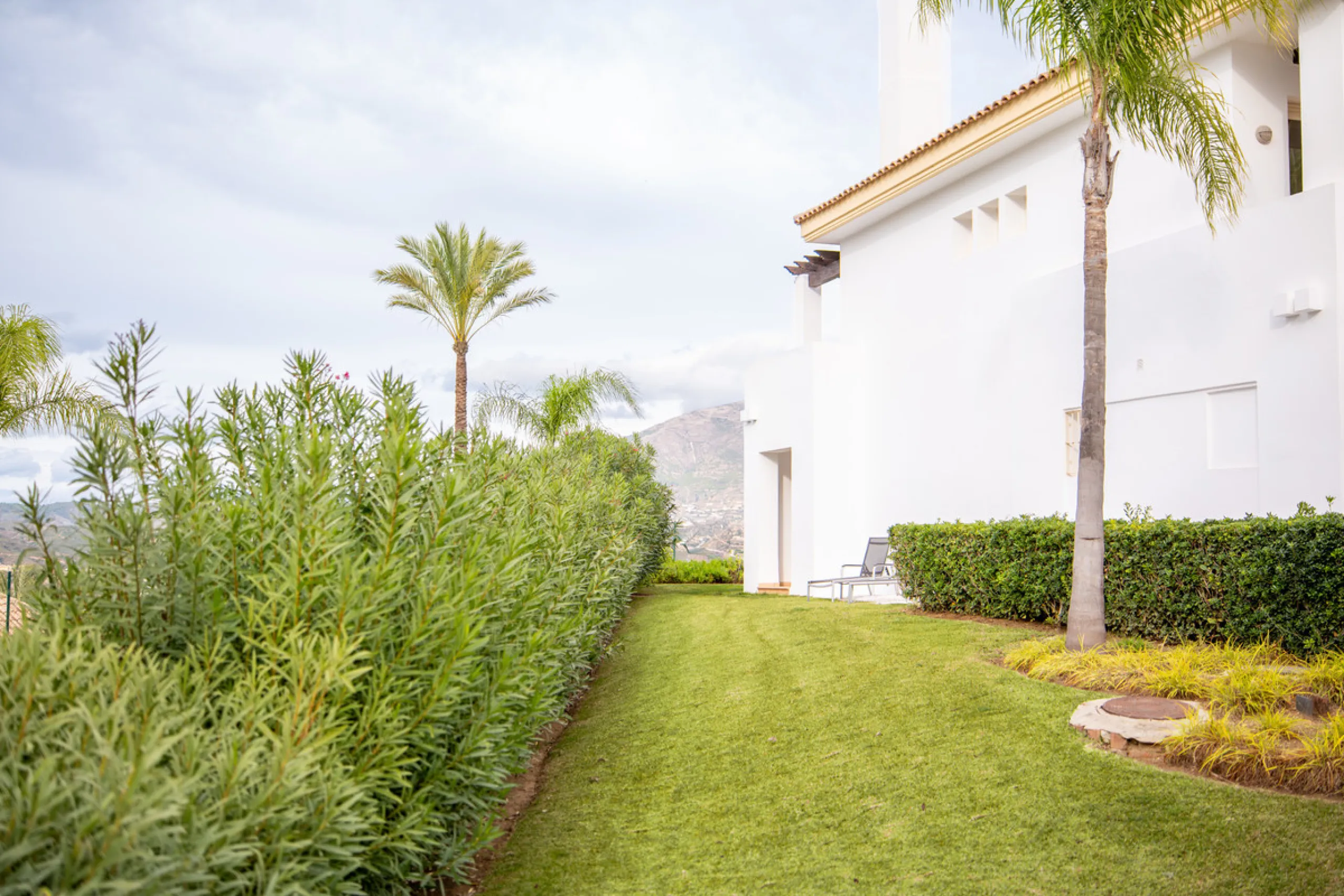 This ample 3 bedroom townhouse is situated frontline golf, and offers open and spectacular views of the golf course, the mountains surrounding the valley, and with the touch of the Mediterranean Sea on the horizon.