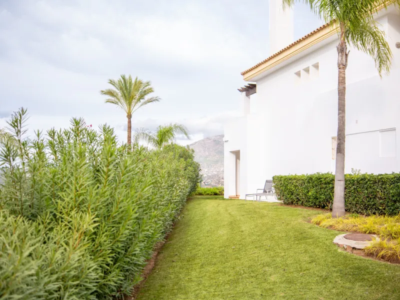This ample 3 bedroom townhouse is situated frontline golf, and offers open and spectacular views of the golf course, the mountains surrounding the valley, and with the touch of the Mediterranean Sea on the horizon.