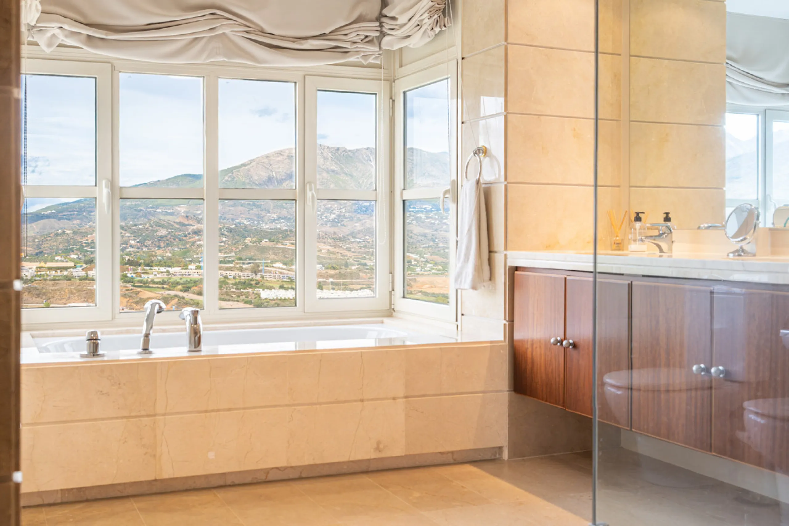 This ample 3 bedroom townhouse is situated frontline golf, and offers open and spectacular views of the golf course, the mountains surrounding the valley, and with the touch of the Mediterranean Sea on the horizon.