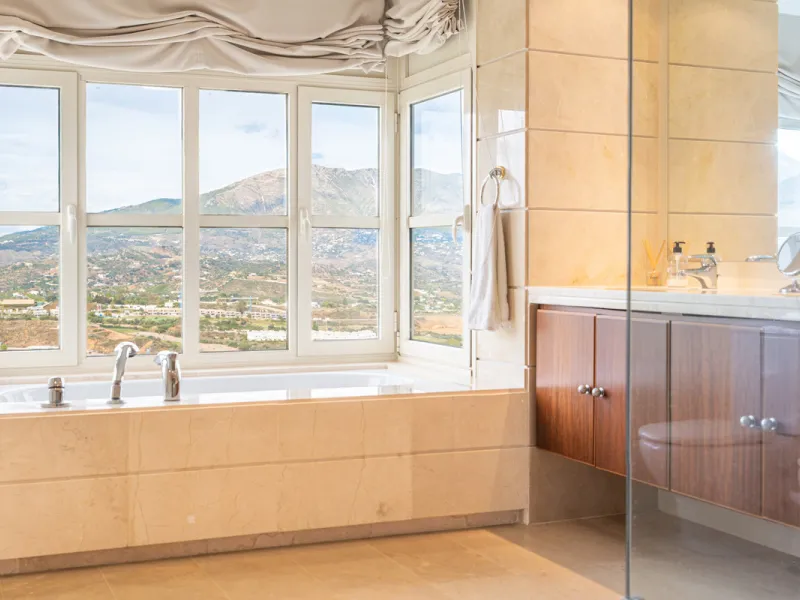 This ample 3 bedroom townhouse is situated frontline golf, and offers open and spectacular views of the golf course, the mountains surrounding the valley, and with the touch of the Mediterranean Sea on the horizon.
