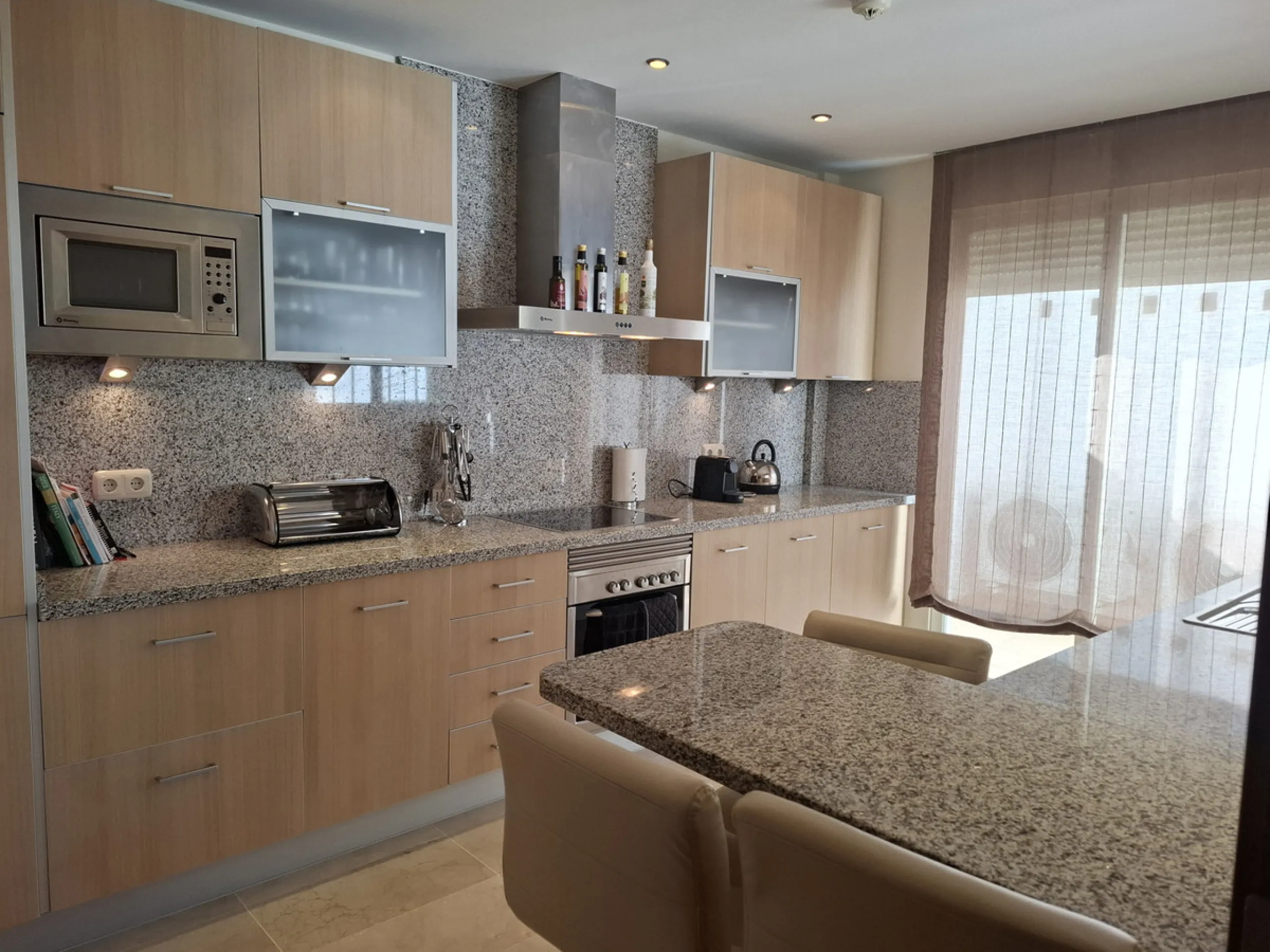 This ample 3 bedroom townhouse is situated frontline golf, and offers open and spectacular views of the golf course, the mountains surrounding the valley, and with the touch of the Mediterranean Sea on the horizon.