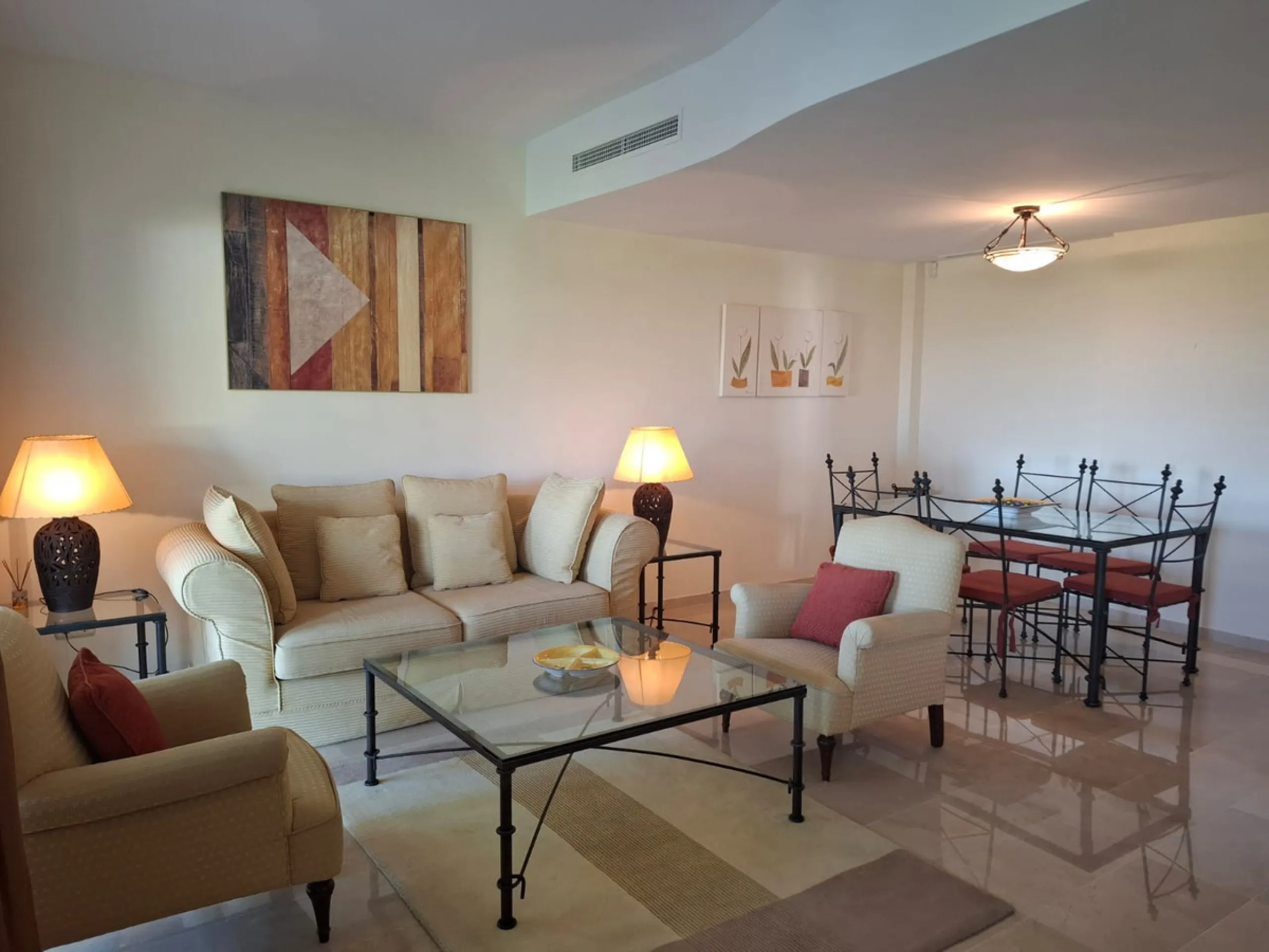This ample 3 bedroom townhouse is situated frontline golf, and offers open and spectacular views of the golf course, the mountains surrounding the valley, and with the touch of the Mediterranean Sea on the horizon.