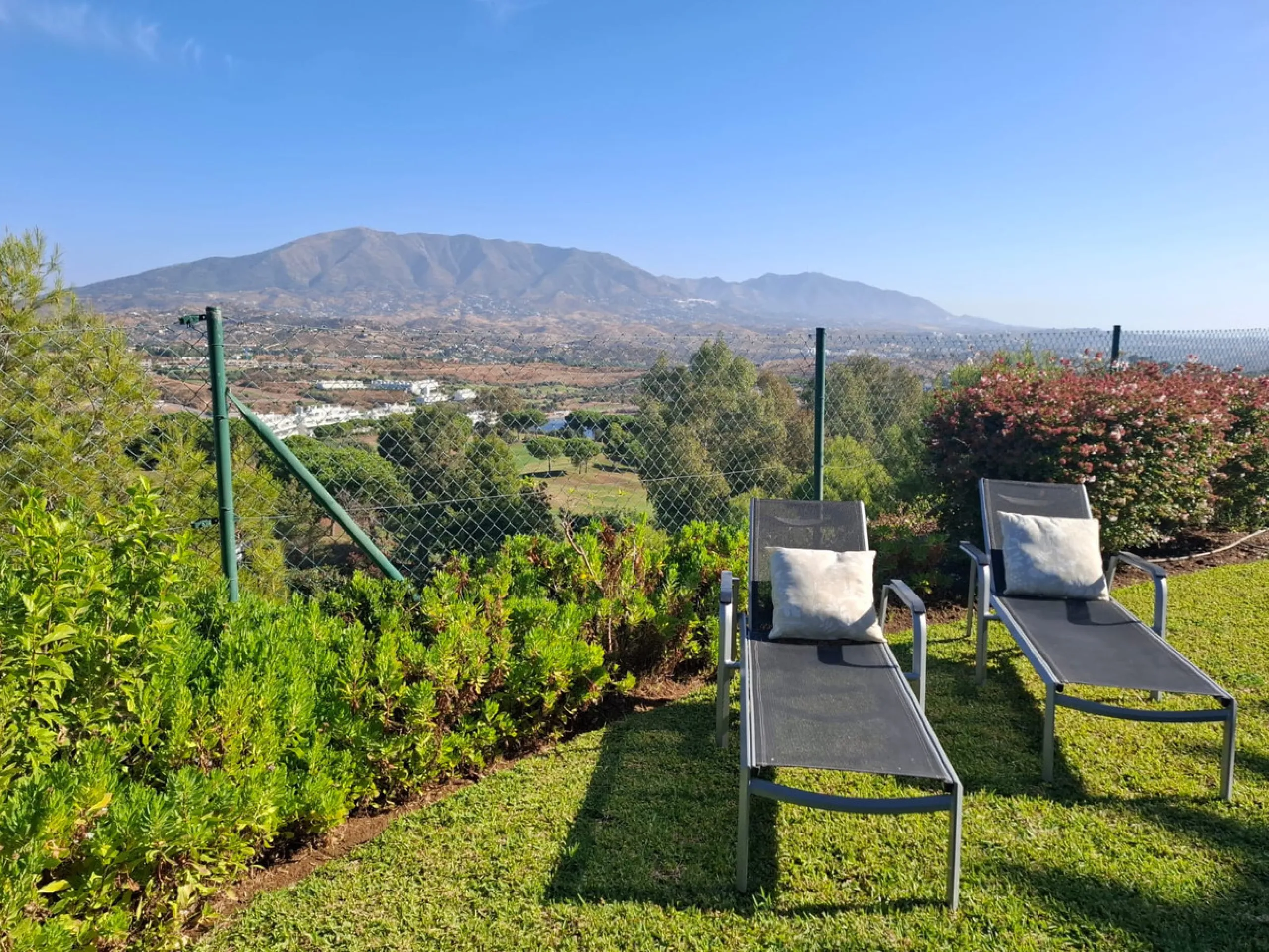 This ample 3 bedroom townhouse is situated frontline golf, and offers open and spectacular views of the golf course, the mountains surrounding the valley, and with the touch of the Mediterranean Sea on the horizon.