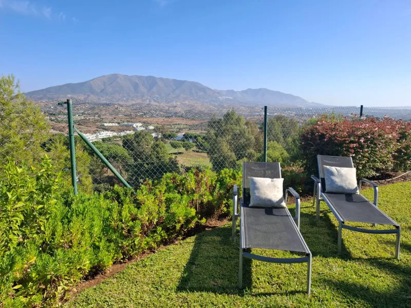 This ample 3 bedroom townhouse is situated frontline golf, and offers open and spectacular views of the golf course, the mountains surrounding the valley, and with the touch of the Mediterranean Sea on the horizon.