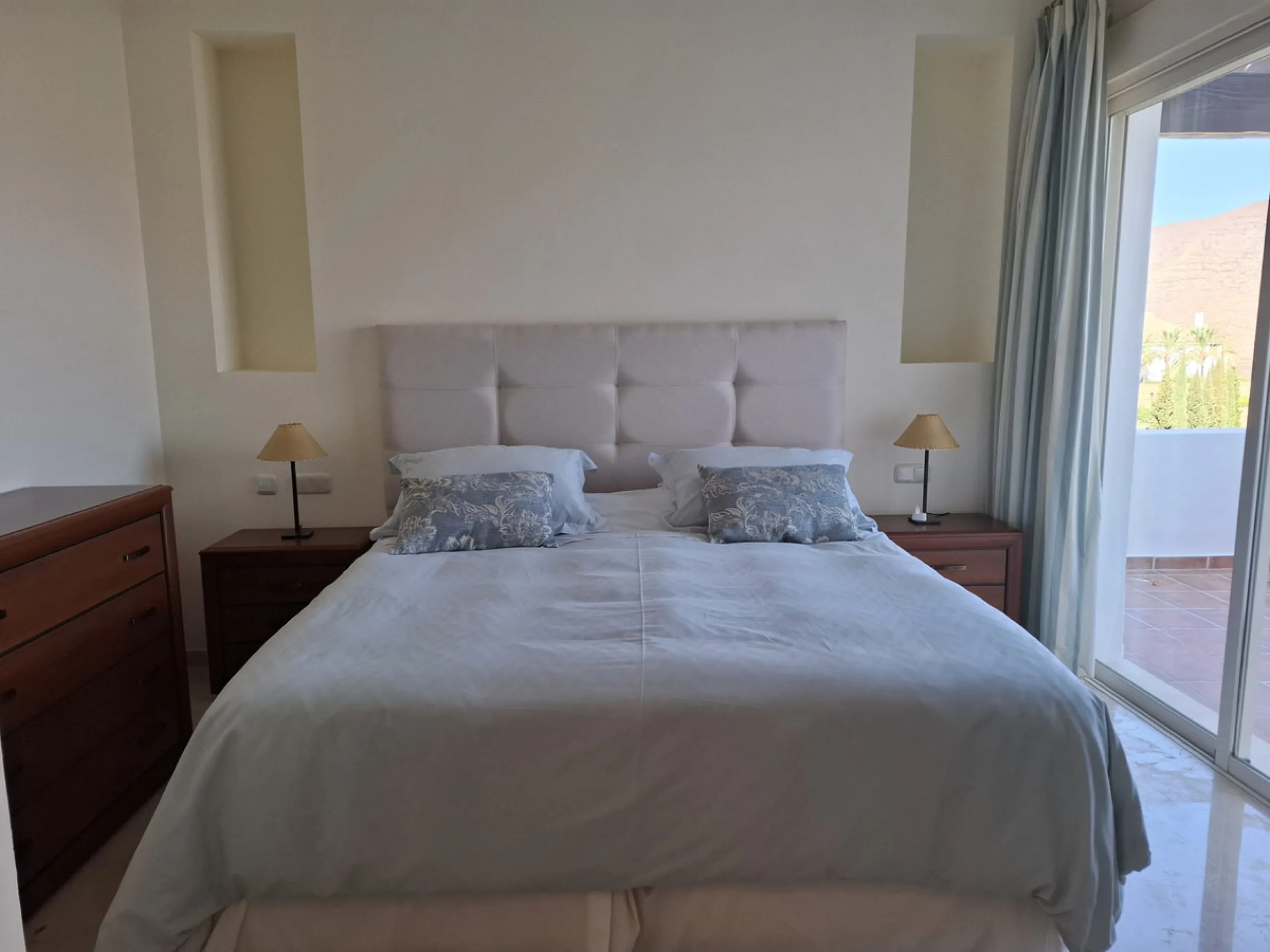 This ample 3 bedroom townhouse is situated frontline golf, and offers open and spectacular views of the golf course, the mountains surrounding the valley, and with the touch of the Mediterranean Sea on the horizon.