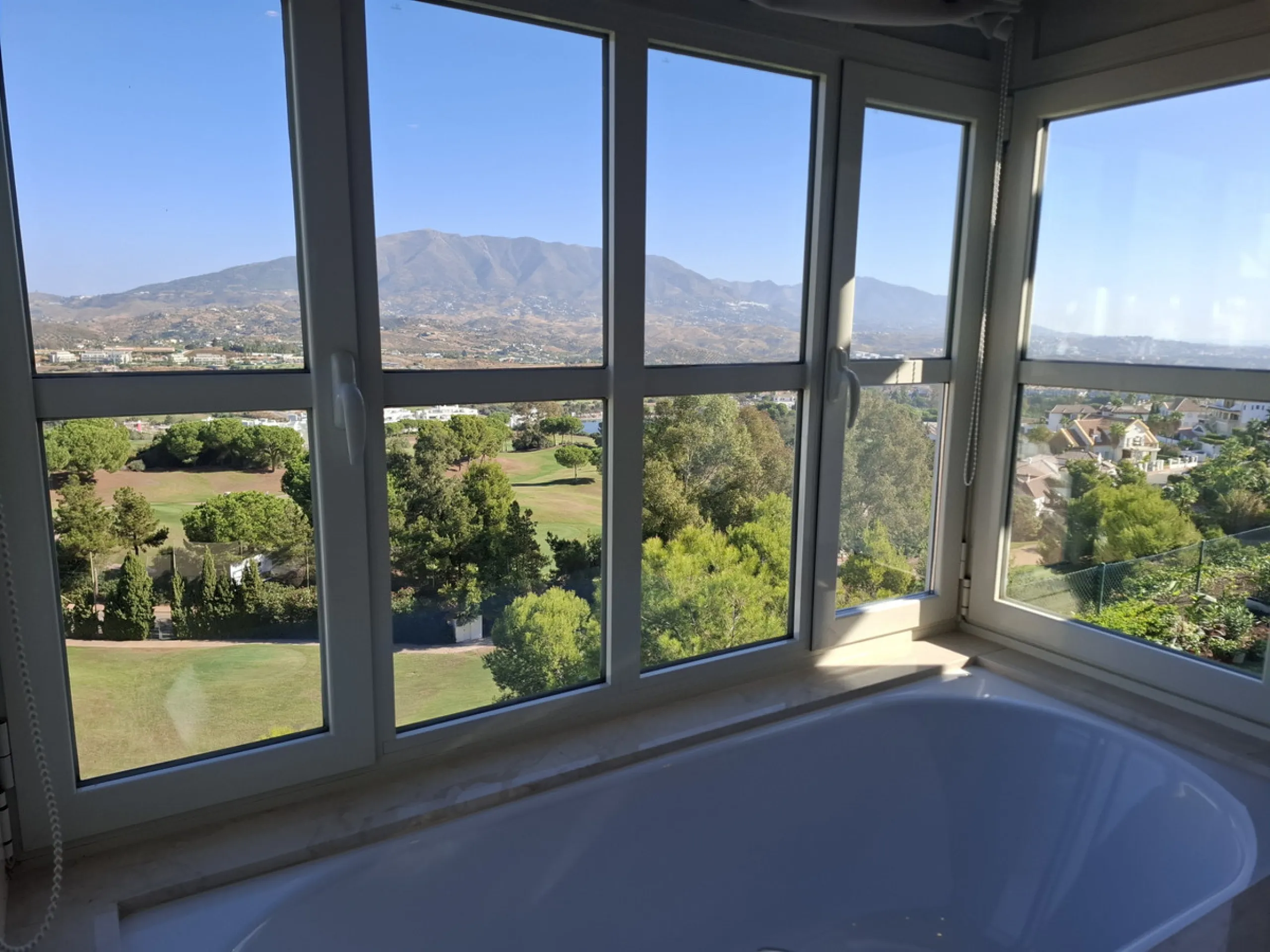 This ample 3 bedroom townhouse is situated frontline golf, and offers open and spectacular views of the golf course, the mountains surrounding the valley, and with the touch of the Mediterranean Sea on the horizon.