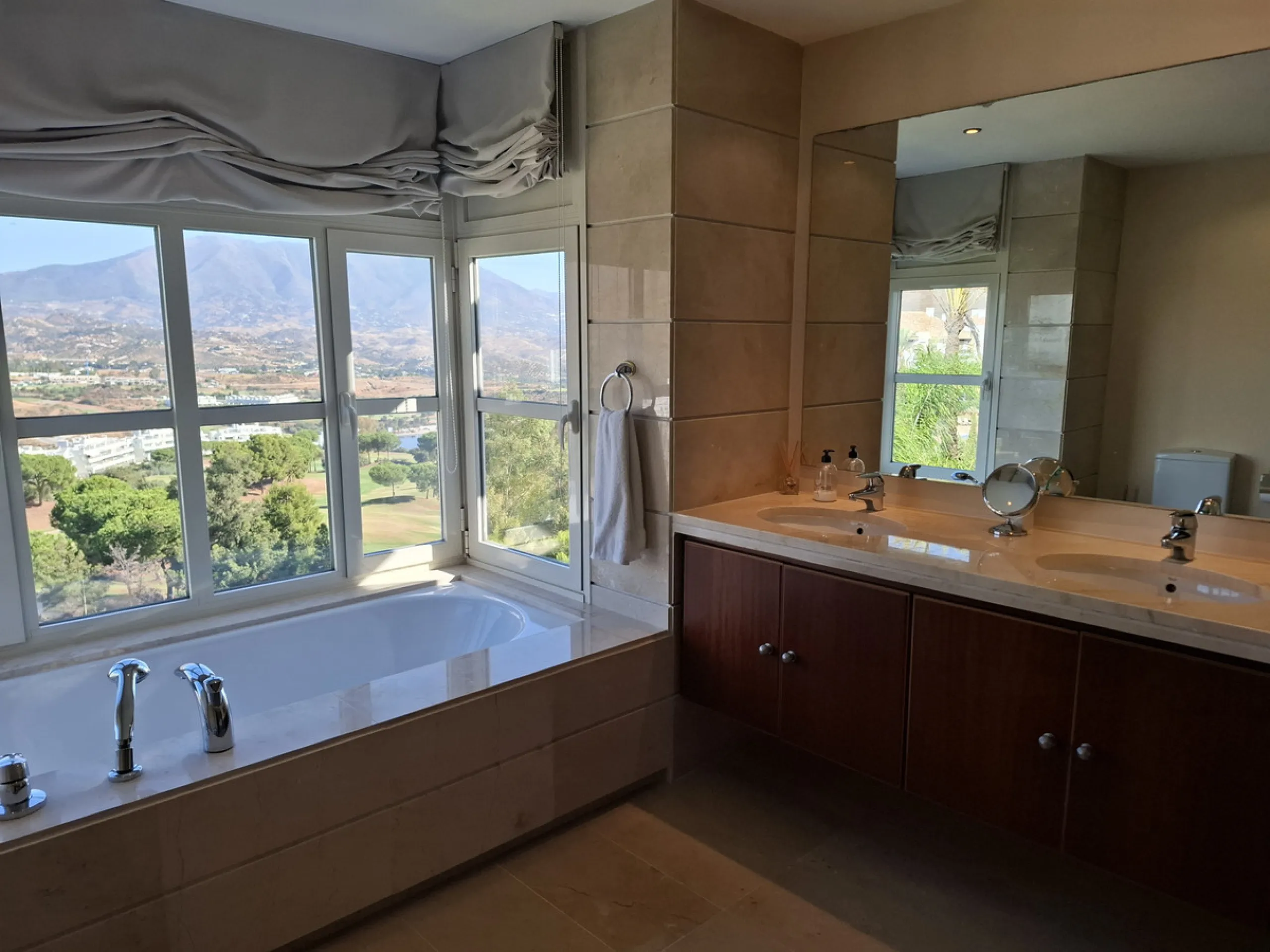 This ample 3 bedroom townhouse is situated frontline golf, and offers open and spectacular views of the golf course, the mountains surrounding the valley, and with the touch of the Mediterranean Sea on the horizon.
