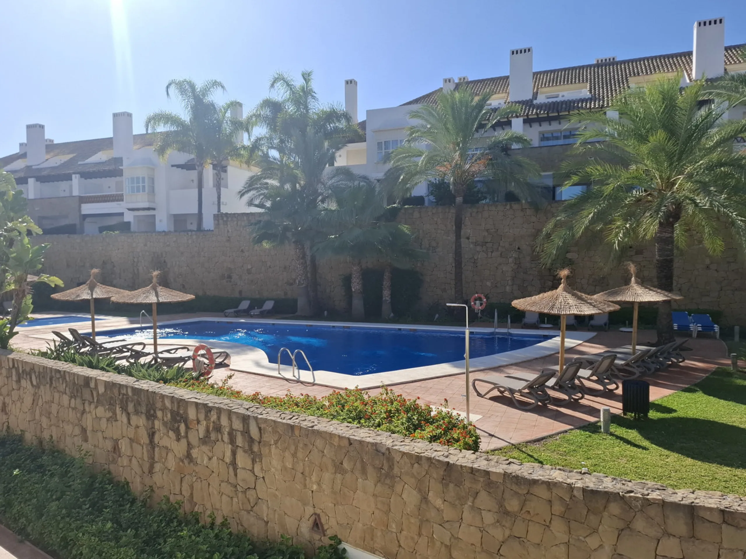 This ample 3 bedroom townhouse is situated frontline golf, and offers open and spectacular views of the golf course, the mountains surrounding the valley, and with the touch of the Mediterranean Sea on the horizon.