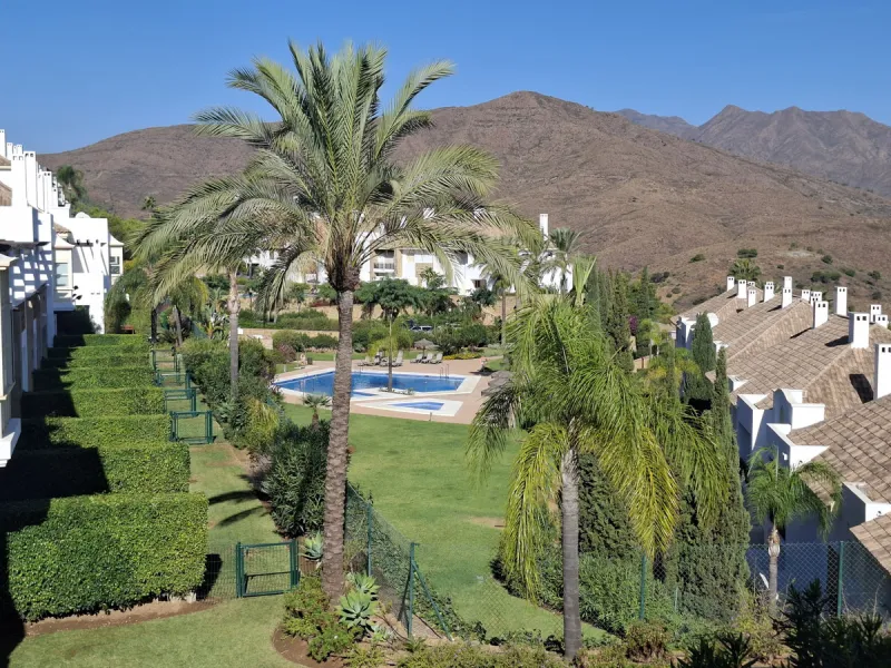 This ample 3 bedroom townhouse is situated frontline golf, and offers open and spectacular views of the golf course, the mountains surrounding the valley, and with the touch of the Mediterranean Sea on the horizon.