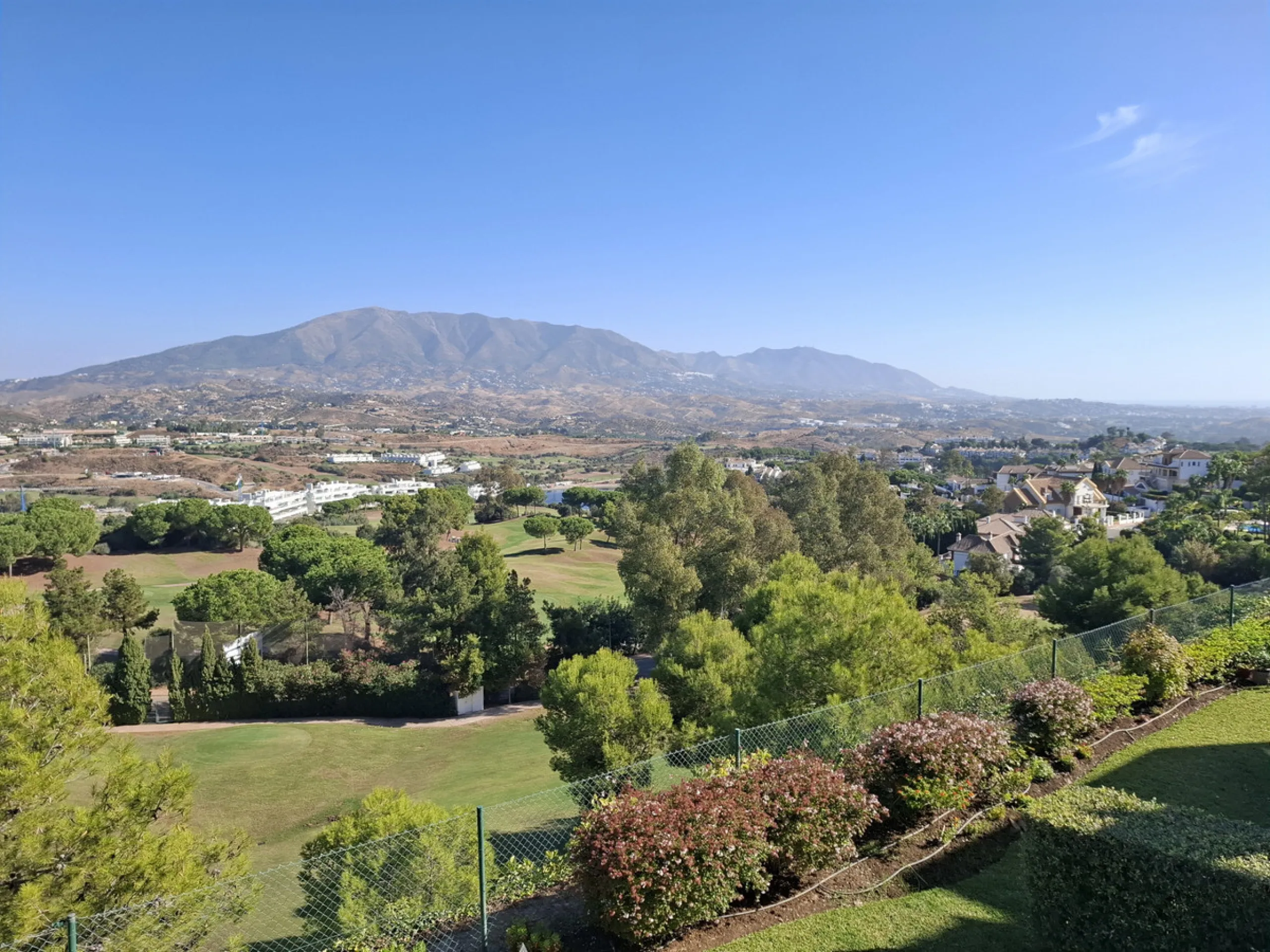 This ample 3 bedroom townhouse is situated frontline golf, and offers open and spectacular views of the golf course, the mountains surrounding the valley, and with the touch of the Mediterranean Sea on the horizon.