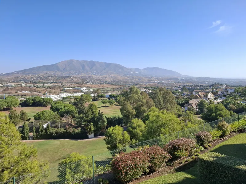 This ample 3 bedroom townhouse is situated frontline golf, and offers open and spectacular views of the golf course, the mountains surrounding the valley, and with the touch of the Mediterranean Sea on the horizon.