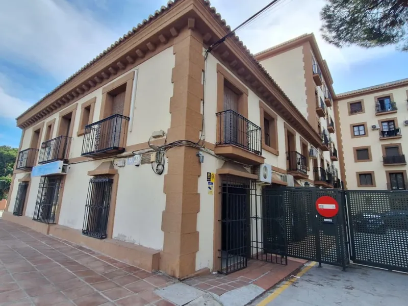 Nice ground-floor commercial premise located in Calahonda, on the first line of the A7 national highway, with easy access, situated in the MANSION ALHAMAR complex, it could also be converted into an apartment.The complex includes parking, gardens, and a s