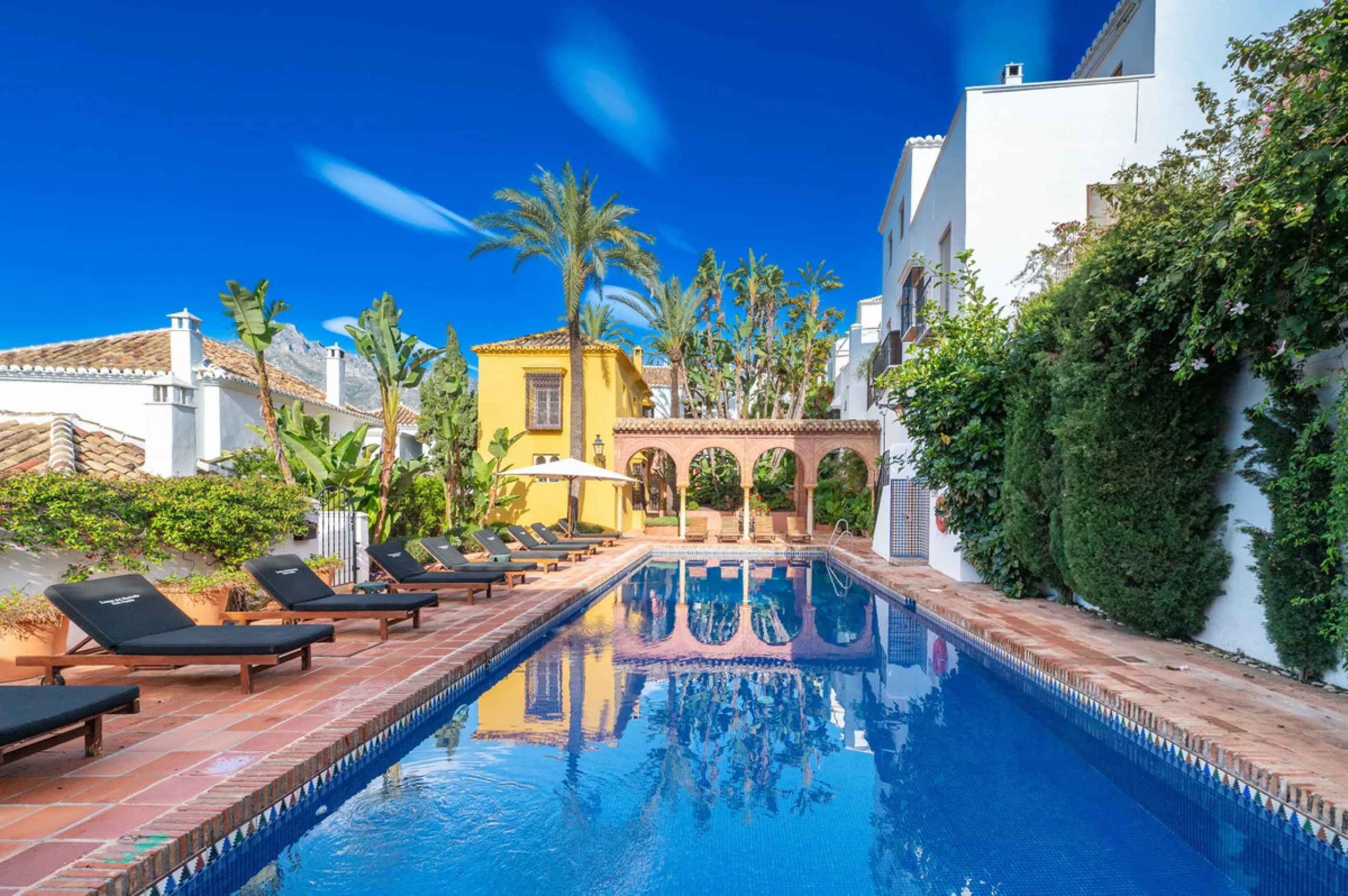 This bright and inviting 3-bedroom townhouse effortlessly combines the charm of traditional Andalusian design with updated modern aesthetics. Ideally located near all amenities and just moments from the renowned Puente Romano, Golden Mile, Marbella, this 