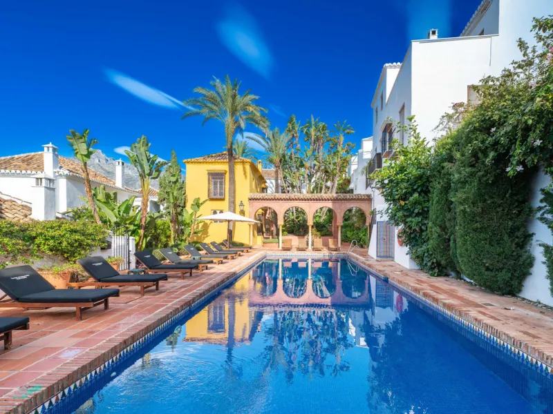 This bright and inviting 3-bedroom townhouse effortlessly combines the charm of traditional Andalusian design with updated modern aesthetics. Ideally located near all amenities and just moments from the renowned Puente Romano, Golden Mile, Marbella, this 