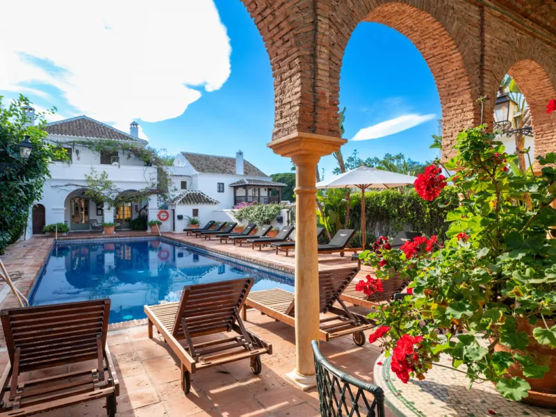 This bright and inviting 3-bedroom townhouse effortlessly combines the charm of traditional Andalusian design with updated modern aesthetics. Ideally located near all amenities and just moments from the renowned Puente Romano, Golden Mile, Marbella, this 