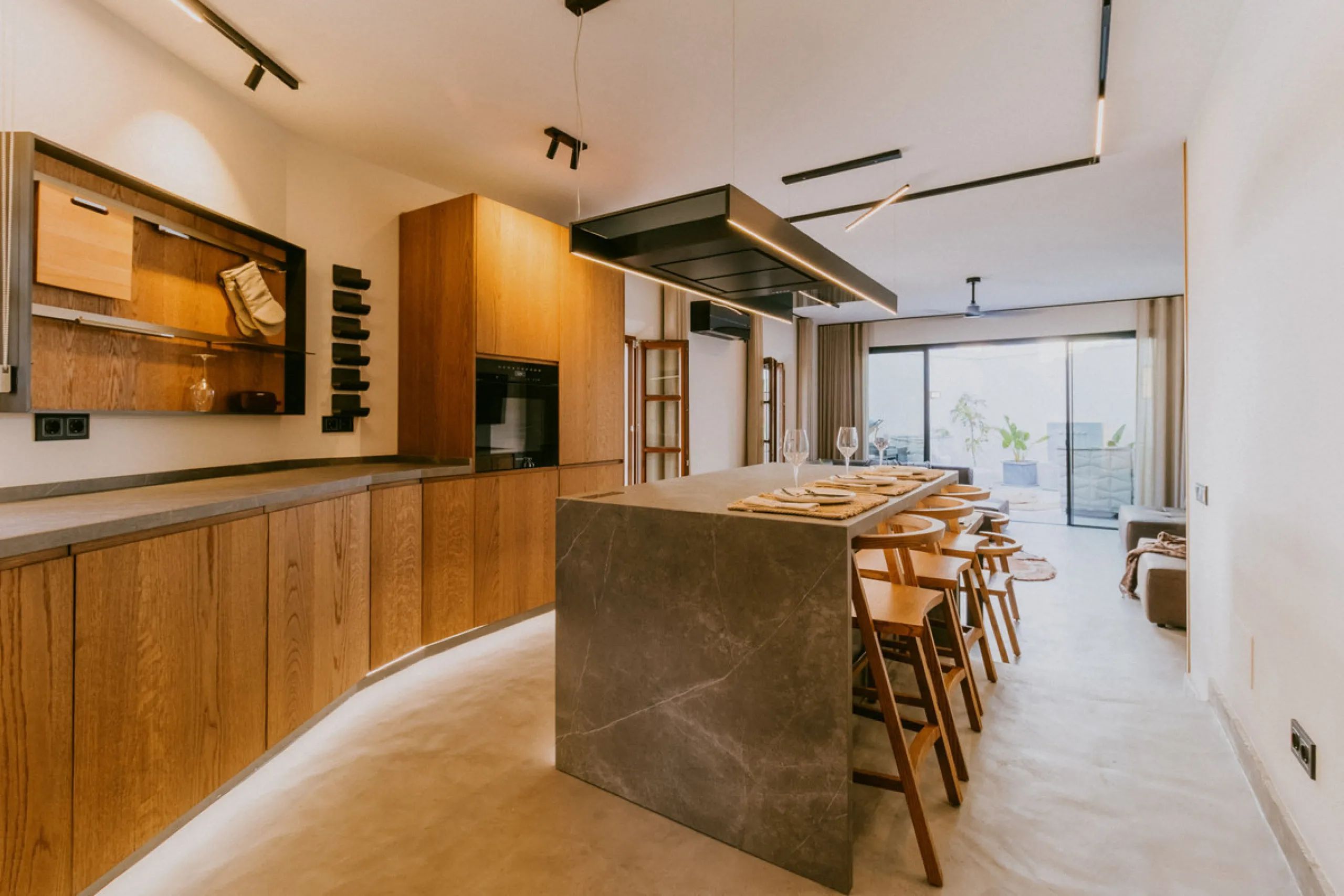 This bright and inviting 3-bedroom townhouse effortlessly combines the charm of traditional Andalusian design with updated modern aesthetics. Ideally located near all amenities and just moments from the renowned Puente Romano, Golden Mile, Marbella, this 