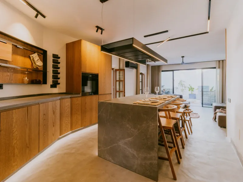 This bright and inviting 3-bedroom townhouse effortlessly combines the charm of traditional Andalusian design with updated modern aesthetics. Ideally located near all amenities and just moments from the renowned Puente Romano, Golden Mile, Marbella, this 