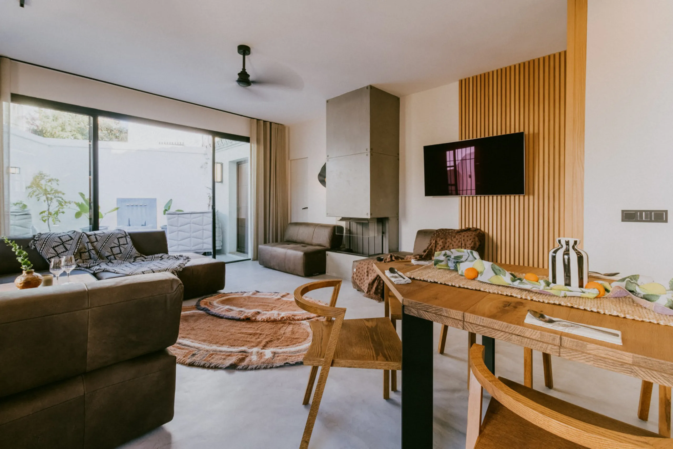 This bright and inviting 3-bedroom townhouse effortlessly combines the charm of traditional Andalusian design with updated modern aesthetics. Ideally located near all amenities and just moments from the renowned Puente Romano, Golden Mile, Marbella, this 