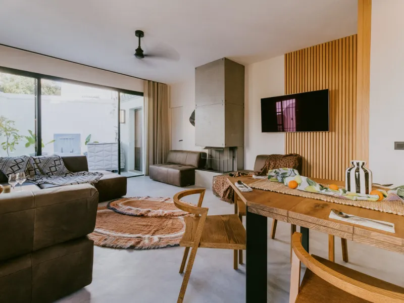 This bright and inviting 3-bedroom townhouse effortlessly combines the charm of traditional Andalusian design with updated modern aesthetics. Ideally located near all amenities and just moments from the renowned Puente Romano, Golden Mile, Marbella, this 